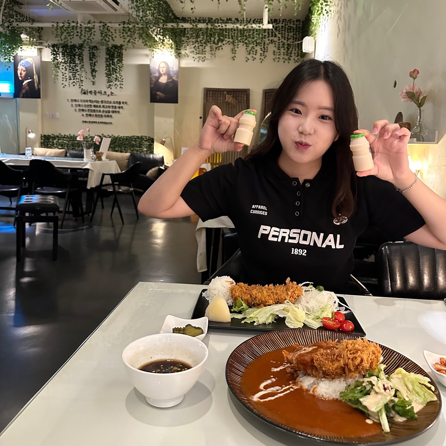 #협찬 
창원 돈가스 맛집 ’벽돌카츠‘

⏰ 11:30-21:00 (브레이크타임 : 15:00-17:00)
 매주 일요일 정기휴무 
📍경남 창원시 성산구 용지로 247

오늘의 맛집은 창원에서 돈가스로 이미 유명한 벽돌카츠입니다!

가게에 들어가자마자 은은한 조명과 명화들 그리고 그랜드피아노가 눈을 사로잡았고 레스토랑이 아닌가 하는 생각이 들었습니다
흘러나오는 노래까지 좋아서 한동안 감상만했답니다 🥹🥹👍🏻

✨주문✨
오리엔탈 돈까스 •벽돌집 돈까스 

벽돌집 돈까스는 경양식의 느낌이 강했고 소스도 너무 맛있는 추억의 맛이었습니당 과일의 향이 진하게 나는 수제 소스인 듯 했습니다!!

오리엔탈 돈까스는 소스가 따로 나오는데 오리엔탈소스가 정말 매콤하고 좋았습니다! 느끼한 맛을 잡아줘서 최고의 조합이 아닐까 생각이듭니다 ㅎㅎ!

돈까스는 사진으로 보는 거 보다 훨씬 바삭했고 두툼했습니당 사장님께서 돈까스가 양이 좀 적은 거 같다고 더 주시기까지 하셨는데 사장님 덕분에 너무너무 맛있게 먹었습니다!!!!! 너무 친절하십니다 ❤️❤️

에피타이저로 스프,샐러드가 나오고 후식으로 요구르트까지 ✨ 

너무 즐거운 식사였습니다! 돈까스를 좋아하는 엄마의 1위 돈까스 가게가 되었습니다 😚😚❤️ 곧 다시 방문하겠습니다!!!

#창원맛집 #창원시맛집 #창원용호동맛집 #용호동맛집 #창원밥집 #창원가로수길맛집 #창원데이트 #창원데이트코스 #창원돈까스 #창원돈까스맛집 #용호동돈까스 #창원점심 #창원점심맛집 #창원맛집추천 #벽돌카츠 

#맛집#맞팔#팔로우#DM#fff