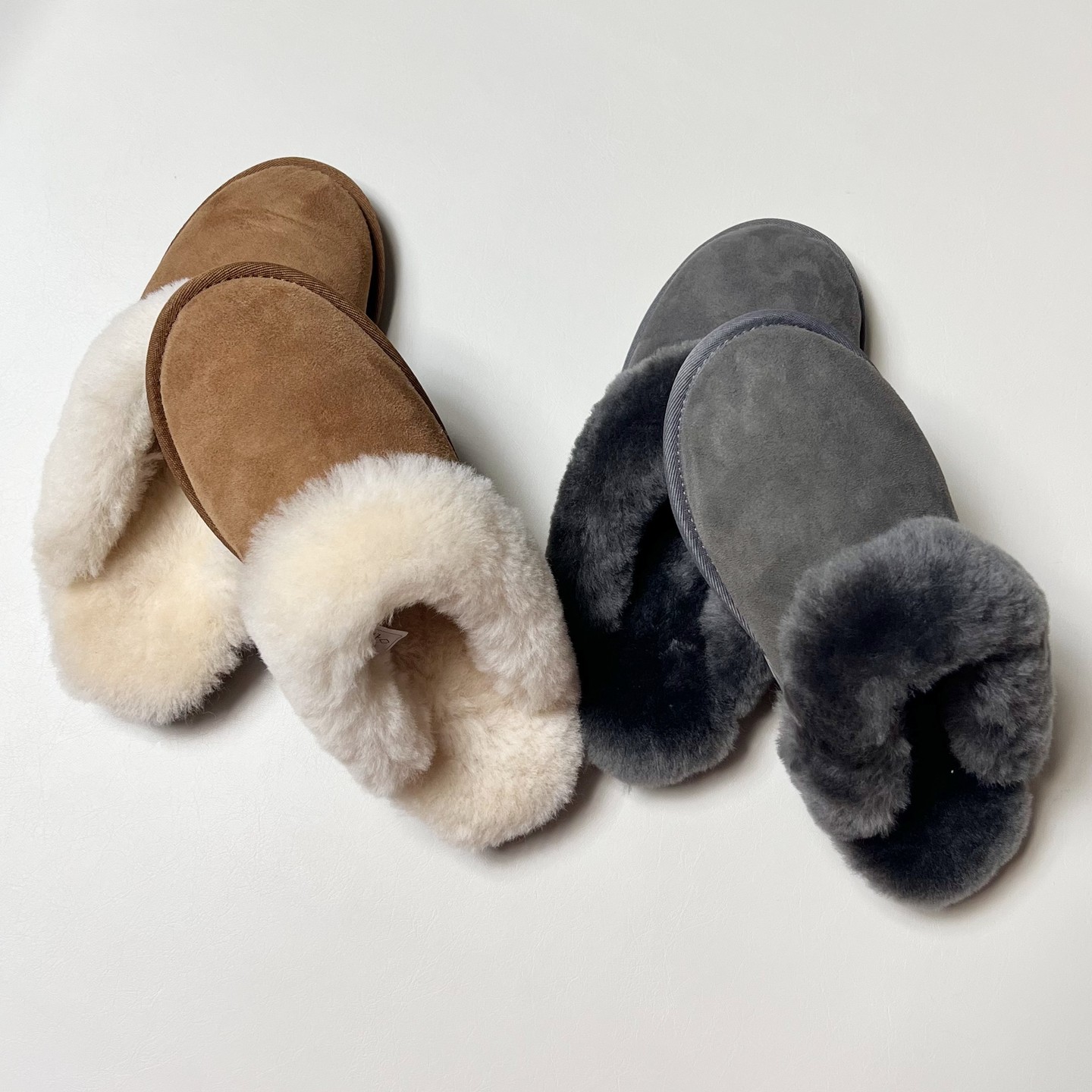 인친님들 다들 월동준비는 하고 계신가요?⛄
급격히 추워진 날씨에 겨울 잇템들을 하나씩 장만하고 있는 요즘인데요
그 중에서도 잇잇템!
시려운 발을 포근한 털들로 감싸줄
100% 울의 가성비 좋은 "커클랜드 어그"🥾

얼마나 푹신하고 따뜻하던지
바닥면도 울퉁불퉁 미끄럼 방지에도 좋아요
이렇게나 디자인&기능&가격면에서 너무나 합리적인 제품이기에
늦으면 품절이니 당장 코스트코로 달려가보세요💙

🔎이럴 때 즐겨보세요🔎
⭐️ 코스트코 잇템을 찾을 때
⭐️ 월동준비를 하고있을 때
⭐️ 어그 부츠의 가격이 부담스러울 때

📌 ​코스트코에서 판매중
👣 커클랜드 어그 'Ladies shearing slipper' _ 31,490원

#코스트코 #커클랜드 #커클랜드어그 #어그 #어그슬리퍼 #겨울 #겨울코디 #슬리퍼 #겨울준비