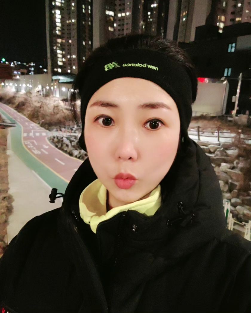 #오운완 #운동기록 💪🏋️

#20231218월  가슴(+이두)
#20231219화  레그데이🦵
#20231220수  등🏋🏻‍♂️
#20231221목  어깨(+삼두)
 

🧊냉동실 그 자체!!! 너~~무 춥다🥶❄️
연말이라 정신 없었지만 열심히 불태움💪🔥
진짜 주말 여행을 위해 더욱더 열심히 했다🤭🙃

스포산타님🎅 크리스마스 선물도 주시고
꺅! 랩노쉬 300g 프로틴 패키지 라니🤩
그리고 하루조각 오뚜기밥 100개 🎁🍚
열심히 모은 스타벅스 이프리퀀시
라미 스페셜 에디션(샌드)로🖋️ 수령완료!
 
 

#이운동의끝을다시써보려해3 #단백질쉐이크챙기기💪
#랩노쉬300g프로틴패키지 #오뚜기밥 100개
#스타벅스이프리퀀시 #라미스페셜에디션샌드