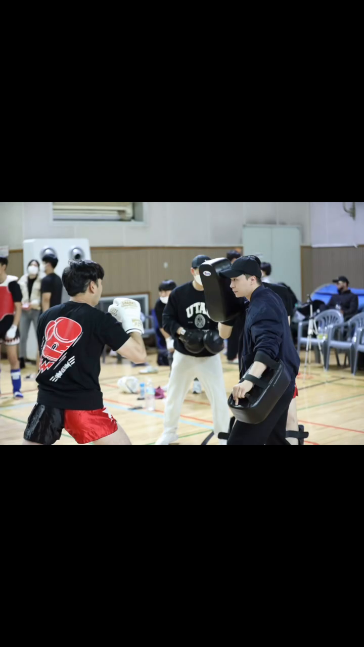 벌써 12년차 🥊

운동을 시작한지 12년이 되었어요

저도 처음엔 고등학교 2학년 때부터 취미로 시작했던 스포츠였어요.
문제를 푸는 것과 동일한 성취감을 느끼면서 킥복싱에 흥미를 느끼기 시작한 것 같아요.

곧바로 선수 생활을 해왔지만 대학교 2학년, 경제적인 가정사로 인해 운동을 그만두고 곧 군입대를 하게 되었어요.

군대와 취업준비까지 끝난 지금, 다들 매번 반갑게 맞이해주어 지금도 많은 분들에게 배우고, 같이 이기고 지는 법을 배우고 있네요👍🏻

그런 의미에서 지금의 저를 있게 해준, 인생 가치관이 변하게 된 가장 중요한 순간이었던 것 같아요.

항상 가르침 주시는 모든 형, 동생, 누나, 코치님께 감사드립니다.