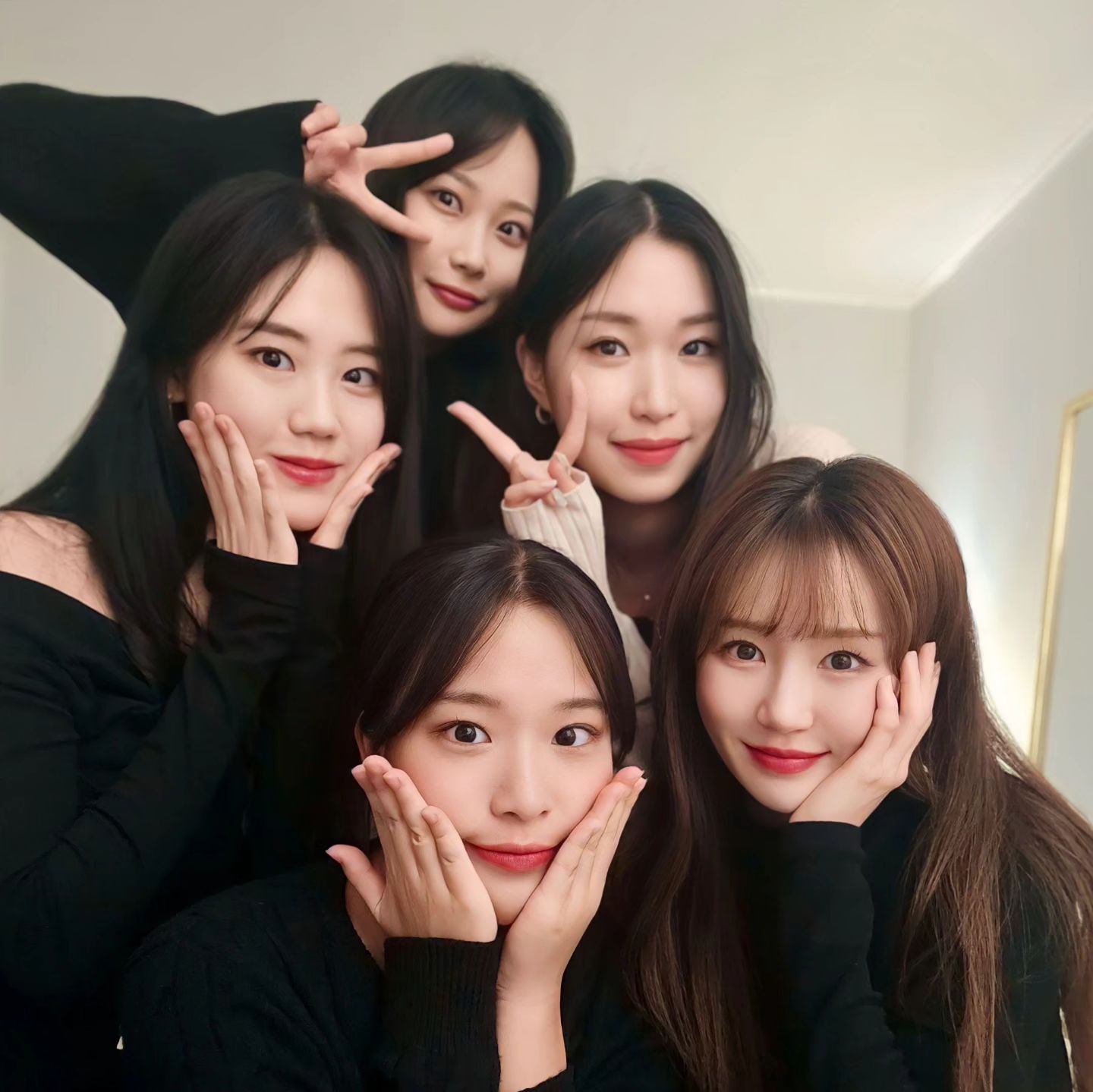 드레스코드 블랙으로 맞춰 입고 LG생건 뷰티 동기들이랑 연말파티🎉
E들 사이에 낀 유일한 I(=나)인데 너무 재밌어서 12시 넘어서 집갔다-! 
동기들이 너무 예쁘고 착해서 출근이 행복한 나🥹🖤
이렇게 좋은 동기들을 만난 게 23년 최고의 행운🍀

#lg생활건강 #뷰티마케팅 #LG