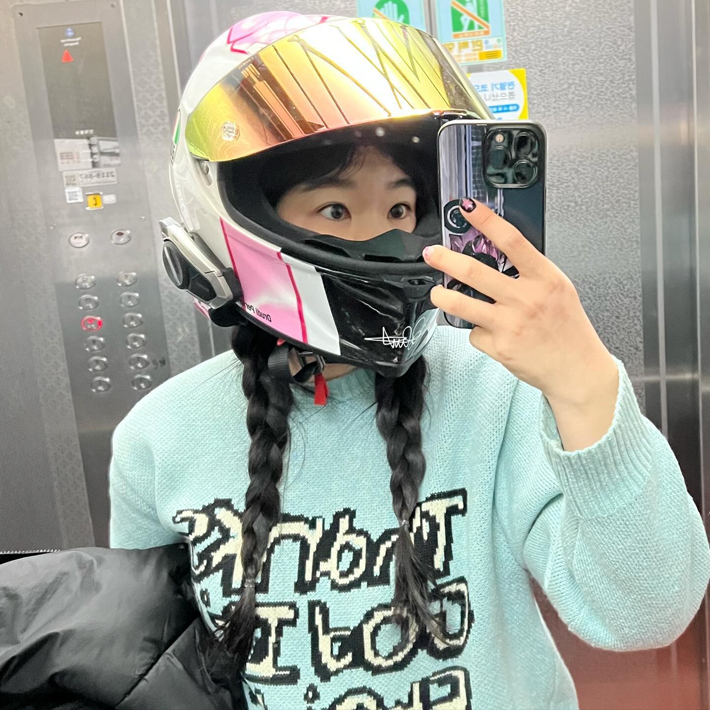 와 이제 진짜 봄이오는거같다 빨리 패딩벗고싶은 마음뿐 🥹🩷
평일 낮바리 진짜 오랜만인데 목이랑코감기가 크게와서 상태가 영,,
곧 시즌 오픈 바리 제대로 다녀와야겠다 :3 

#agv #헬멧 #가와사키 #gprr