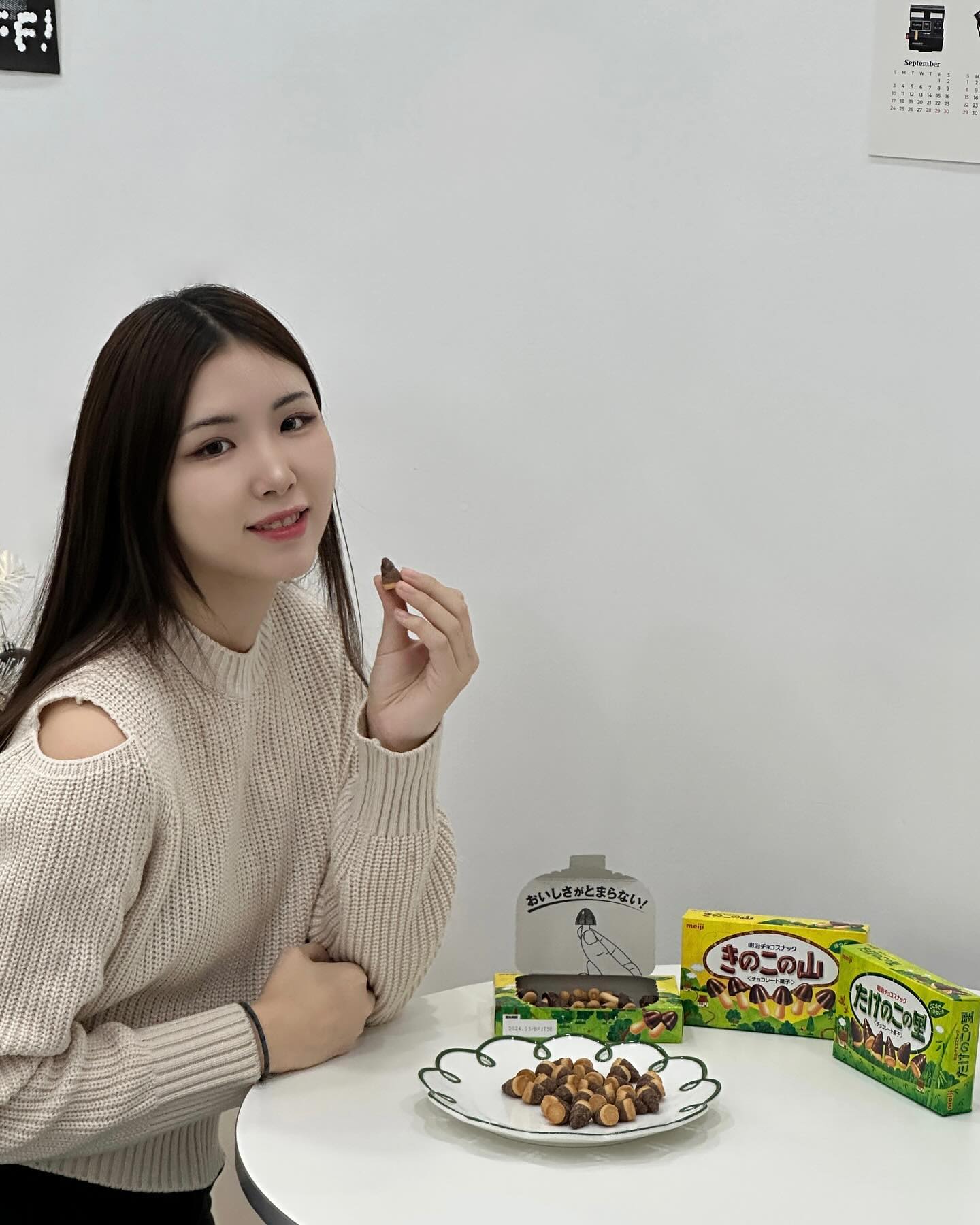 #광고 PR

평소에도 일본 여행할 때면 쇼핑 리스트에 꼭 넣어놓는 ‘키노코노야마’ 와 ‘타케노코노 사토’는 일본의 고향을 테마로 한 초코 스낵인데요!👀

‘모두에게, 맛있게, 재밌게‘라는 브랜드 컨셉을 가진 메이지의 제품으로
초코와 크래커, 초코와 쿠키의 조합으로 어린이부터 어른들까지 다양한 연령대에서 사랑받는 과자랍니다🥰

저처럼 초코 좋아시는 분이라면 맛있게 드시기 좋은 과자라 추천드려요!👍
그리고 여행 기념품, 선물로 전하기에 부담없는 사이즈에 포장이라 일본 여행하면서 기념품 고민되시면 요런 선물은 어떠세요?🎁

#메이지 #키노코노야먀 #타케노코노사토 #일본과자추천 #돈키호테과자 #돈키호테쇼핑리스트 #일본편의점과자 #일본쇼핑리스트 #돈키호테과자추천 #일본과자 #돈키호테 #메이지과자 #일본여행 #기념품 #선물추천 #버섯죽순그램 #きのたけグラム #버섯죽순스타그램 #きのたけスタグラム
