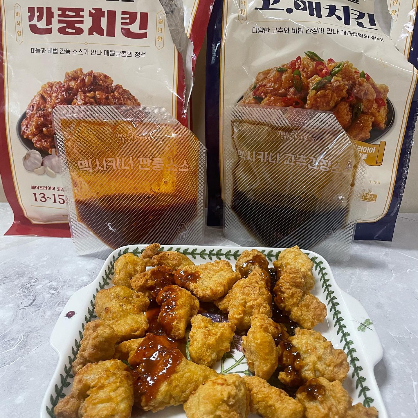 #협찬 1+1 멕시카나 순살 고메치킨 먹는 방법!

✅ 마이셰프 온라인몰에 들어가서 구매만 하면 끝! 참 쉽죠잉?

❣️깐풍치킨, 고매치킨 이외에도 다양한 1+1 구성이 마이셰프 사이트에 준비가 되어있어요!

❣️냉동실에 넣어두고 에어프라이어에만 15분 돌려주면 집에서 치킨 매일 먹기 가능!

🌶️ 둘 중엔 매콤한 고매치킨이 조금 더 취향이었어요! 🍻맥주 땡기는 맛!

#마이셰프 #멕시카나 #밀키트 #밀키트추천 #원플러스원 #원플원 #순살치킨 #깐풍치킨 #고매치킨 #에어프라이어요리 #치밥 #치킨스타그램 #치킨추천