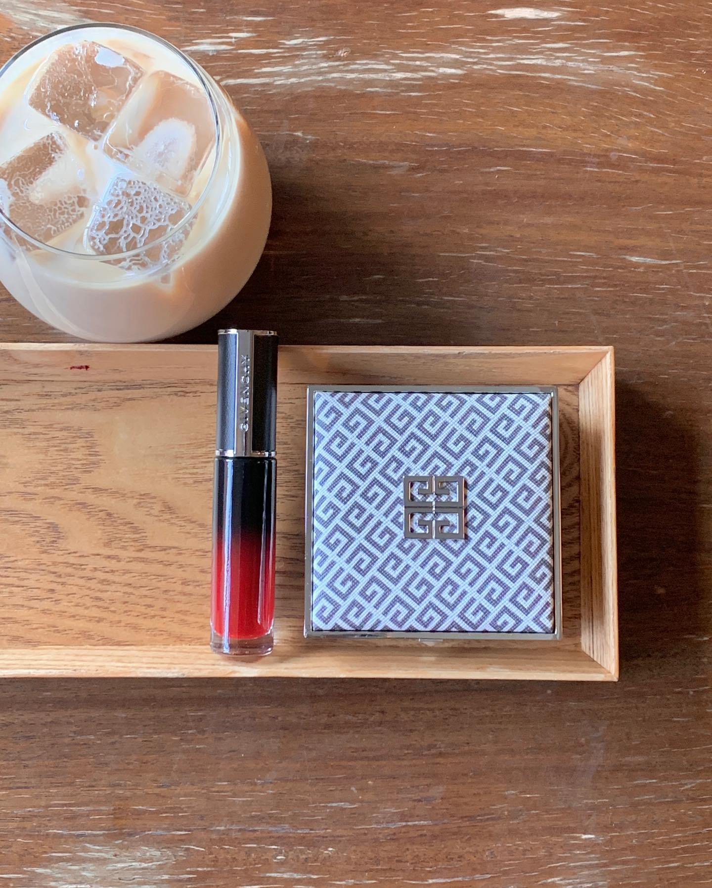#광고 givenchybeauty 
지방시 립틴트 르 루즈 앵떼르디 크림 벨벳❤️
치열한 뷰티 시장 속에서 독보적인 제품력을 바탕으로 코스모 뷰티 어워즈 2023 아시아 탑10에 선정 되었다고해요! 

화려하면서도 강렬한 깊이 있는 발색과 얇고 부드럽게 밀착되는 사용감까지 완전 만족! ㅎㅎ 스머징이 쉽게 되는 텍스처로 오버립, 풀립 연출하기도 좋답니다. 선명한 발색은 물론 부드러운 립틴트 찾는다면 적극 권해볼게요…❤️

 #코스모뷰티어워즈 #코스모뷰티어워즈2023 #givenchybeauty #지방시뷰티 #지방시립틴트 #르루즈앵떼르디크림벨벳 #립틴트 #립메이크업