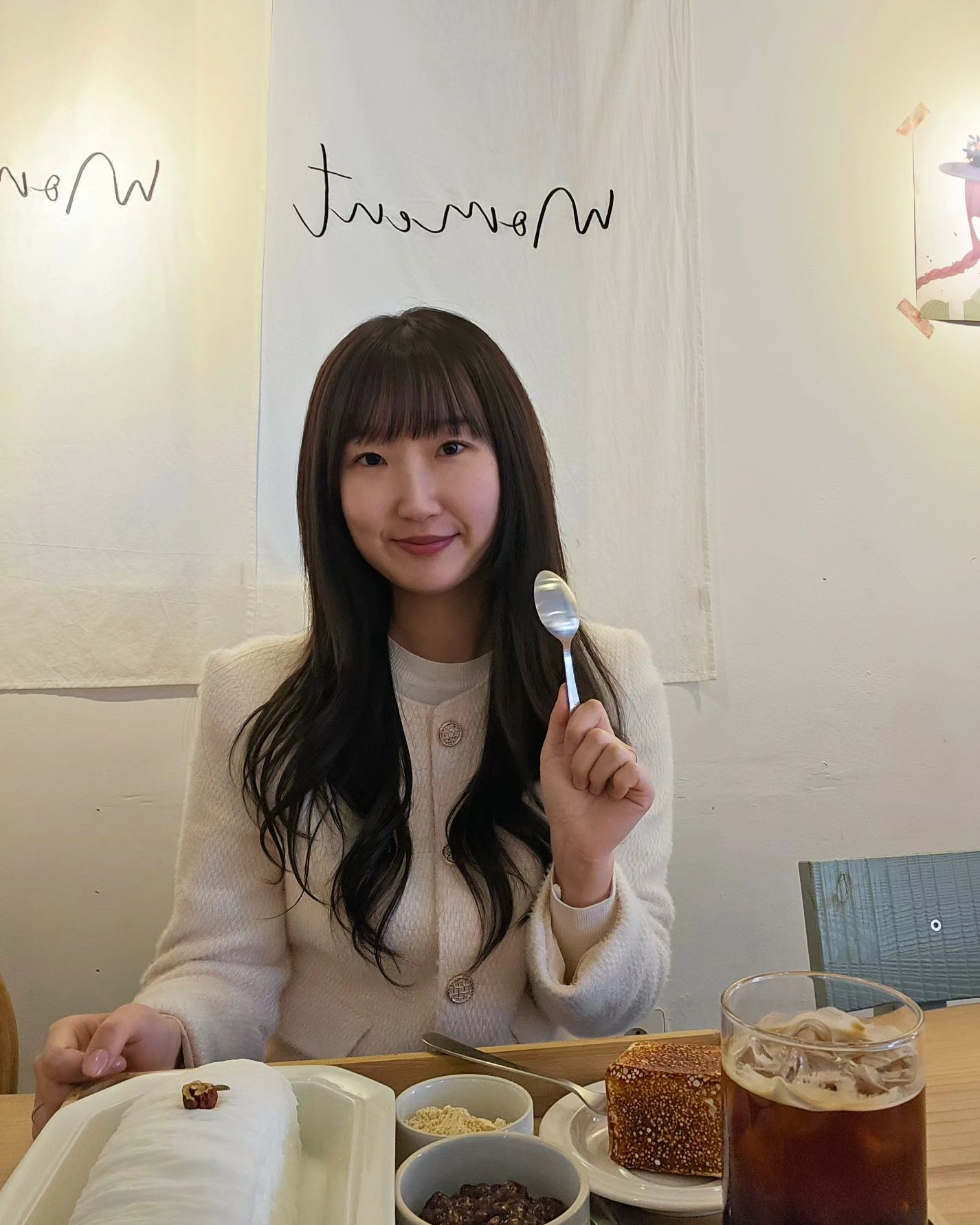 #광고 
실타래빙수 맛집 소소데일리(coffeesosodaily )에 방문했어요. 실타래빙수는 부드러운 실 같은 빙수와 다양한 토핑으로 입안에서 샤르르 녹아내리는 맛과 식감으로 큰 인기를 얻고 있어요😊

✔️적당한 단맛의 팥:  단맛 없이 빙수만으로도 맛있게 즐길 수 있어요. 팥은 일부러 덜 달게 만들고 있어서, 과도한 단맛을 원하는 사람은 시럽을 추가할 수 있어요.

✔️고급스러운 옛날 빙수 맛: 팥, 떡, 흑임자가루, 콩가루 등 토핑을 조합하여 입안에서 조화로운 맛을 느낄 수 있어요. 팥은 국내산 팥으로 직접 만들어서 고소하고 찐 맛이 살아있어요.

✔️손이 많이 가는 제작 과정: 세밀한 조절과 정성이 필요한 실타래. 기계 세팅과 레시피나 유속의 조정이 조금만 달라져도 실타래가 나오지 않는다고 해요.

✔️구워먹는 마시멜로 아이스크림: 겉은 바삭하고 속은 부드러운 달콤 시원한 맛으로 인기가 많아요. 마시멜로는 주문하면 바로 토치로 구워주기 때문에 따뜻하고 바삭한 식감을 즐길 수 있어요.

✔️흑임자크림카페라떼: 고소한 흑임자크림과 부드러운 라떼가 맛있어요. 흑임자크림은 고소하고 달콤한 맛이 흑임자를 좋아하는 사람들에게는 최고에요.

✔️합리적인 가격: 고급 스페셜원두 아메리카노 3,000원, 라떼 3,800원으로 동네 상권을 고려하여 설정된 가격이라 부담 없이 즐길 수 있어요.

✔️연장된 영업시간: 4월부터 평일 마감 시간 연장으로 직장인도 편리하게 방문 가능해요.

맛뿐만 아니라 사장님이 친절하시고 분위기가 좋아서 추천드려요😊

📍소소커피데일리
위치 : 서울 중랑구 면목로27나길 11 1층
문의 : 0507-1347-3325

#커피소소데일리 #소소데일리 #실타래빙수 #이색빙수 #데이트추천 #중랑구맛집 #면목동맛집 #중곡동맛집 #중랑구카페 #면목동카페 #중곡동카페 #용마산카페 #서울카페