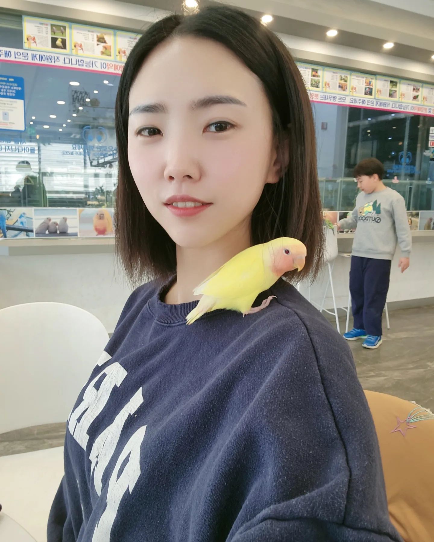 #버드리 #앵무새카페🐦 
작고 소중하고 이뻐😭
내가 더 신남..