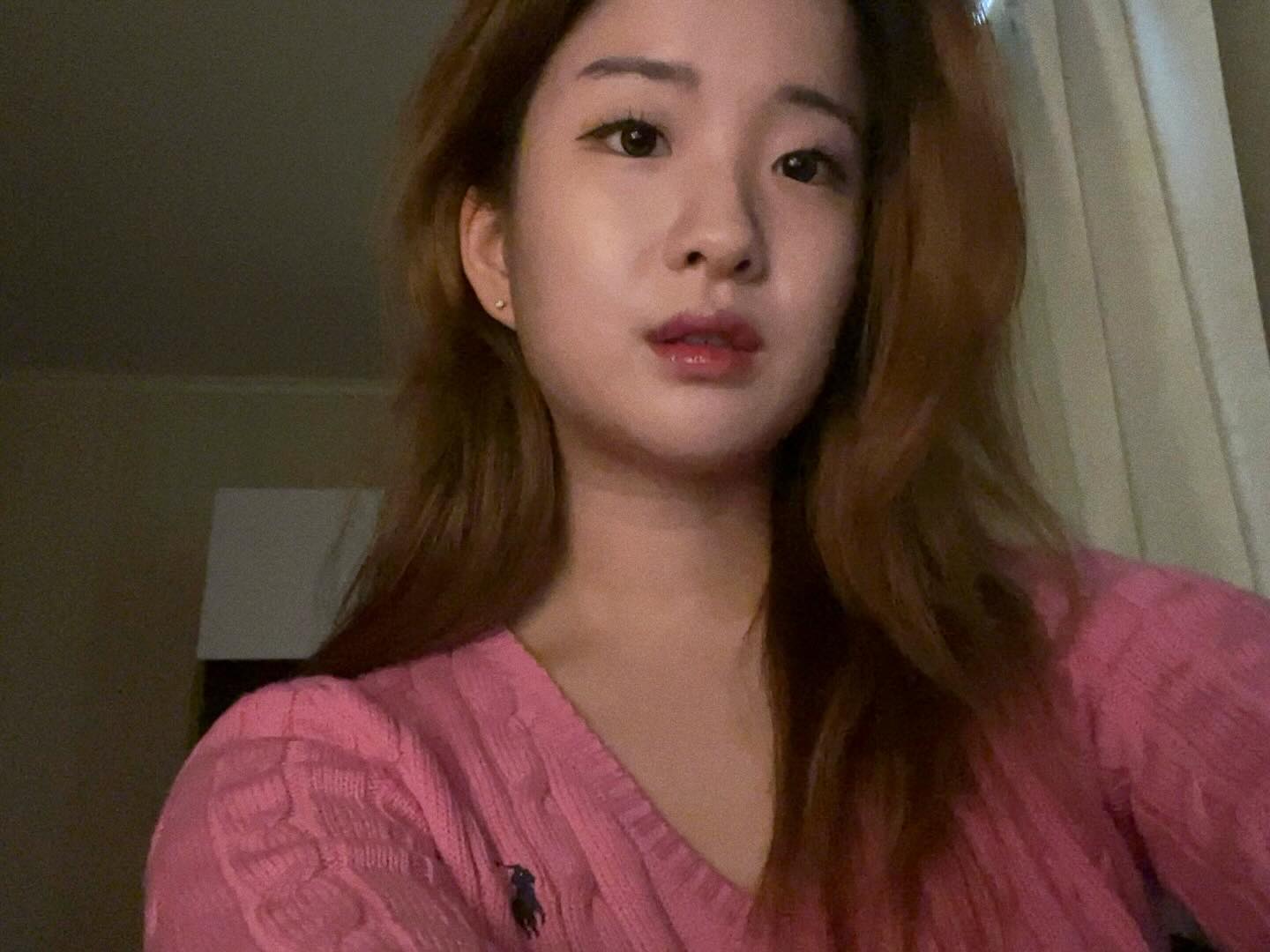 💗
하이요 ,,, 아주 핑크걸이세여 그냥 ,,, 

촉촉립애호가로서 ,,, 
입술 물어뜯는 나쁜 습관이 있는 사람으로서 ,,,
토코보 립마스크 배송오자마자 열심히 쓰는중 ! 
자기 전에 바르고 아침에 입술 부비적안해도 좀 매끈해져있어서 죠음
그리고 촉촉한 틴트 바르고 그 위에 바르면 립글로즈처럼 유지돼서 좋음 ㅜ ♥
100% 비건 성분에다가 저자극이라서 나처럼 입술 다 뜯어져도 ^___^ 갠타늠 

올리브영에서 볼 수 있고 29일인가 ..? 까지 할인한다니까 가서 보면 
오 ㅇㅅㅇ 지은이가 올린거 ㅇㅅㅇ 하고 반가워해주길
ㅋㅋㅋㅋㅋㅋㅋㅋ

tocobo_official #협찬 #토코보 #TOCOBO #글레이즈드립 #립마스크추천 #나이트립케어 #립슬리핑마스크 #올리브영립밤 #뷰티 #뷰티템 #코덕