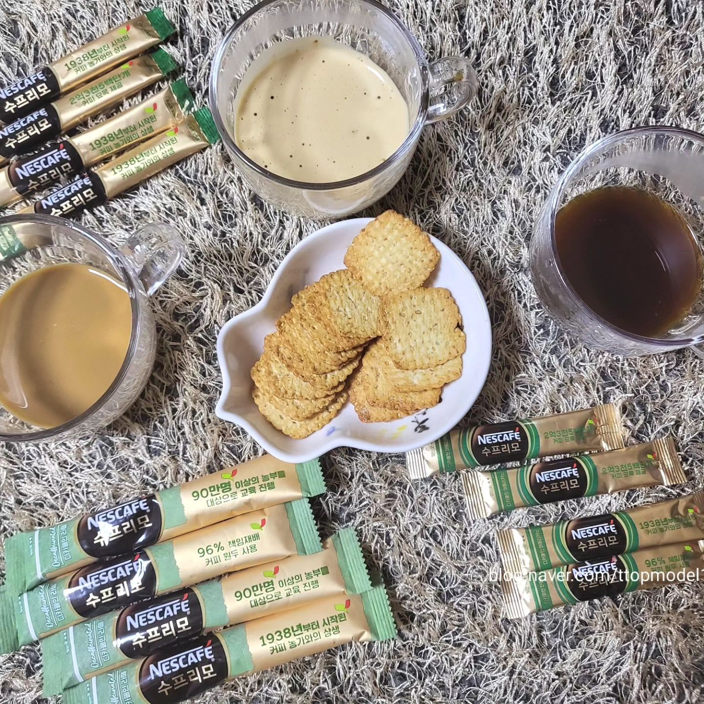 #협찬 #coffee

커피타임~~!!

네스카페는 80여년이 넘게 커피를
만들고 있고 180개 이상의 나라에서 판매되고 있는 전통 글로벌 커피브랜드랍니다

네스카페는 커피농가와 상생 및
윤리적인 책임 재배방식으로 재배한
고품질의 커피원두를 블랜딩하여
깊은 풍미를 느낄 수 있으며 갓 갈아낸
미세 원두가루를 담아 얼리는 골드락
기술로 신선한 맛과향을 즐길 수
있는 커피랍니다

네스카페 수프리모 커피3종은
네스카페에서 더욱 대중적으로
즐길 수 있게 만든 제품으로 카페인을
줄여서 더욱 부담이 없고
미디엄로스팅으로 적당한 바디감과
더불어 산미가 적고 달콤한 과일맛
풍미 그리고 갓 내린듯한 커피의 맛과 향
및 스틱형태라 커피를 타서 마시기도 편하답니다
네스카페 수프리모 디카페인 3종은
커피믹스,아메리카노,라떼로
구성되어 있어요

일단 커피믹스와 라떼는 맛은 물론
마시고 나서 입안에 텁텁함이 1도 없구요
아메리카노는 hot&ice 어떤것으로
즐겨도 맛과 향 모두 만족스러워요

#네스카페 #NESCAFE #네스카페수프리모디카페인
#수프리모디카페인 #디카페인커피
#네스카페수프리모 #디카페인추천
#디카페인커피추천 #수프리모 #선팔
#맞팔 #선팔은맞팔 #맞팔환영