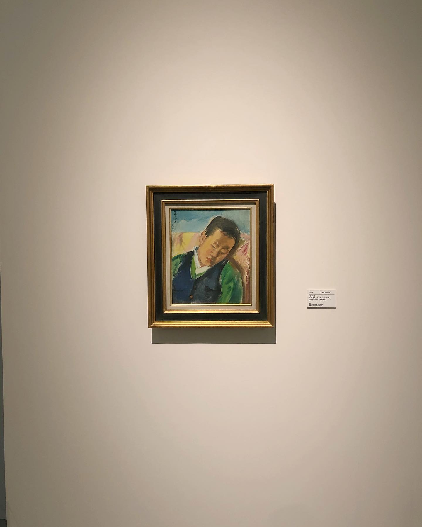 이번주 내내 집을 치우면서 느꼈어요
집이 좁다, 집이 작다 생각했는데
(객관적으로 넓은 집은 아니지만요)
쓸모없는 짐들을 비우고 차분히 정리하니
공간이 여유가 있어졌어요
청소하기도 훨씬 간편해지구요😊
이제 거실과 유라방만 남았는데
오늘까지만 딱 늘어져라 쉬고
담쥬에 또 미친듯이 치워보께요
_
전시회가 또 가고 싶어서 지난번에
다녀온 전시회 사진으로 대신해봅니댜🫶🏻
_
남은 주말 마무리 잘하시구
감기가 엄청 독하대요 조심하세요🩵