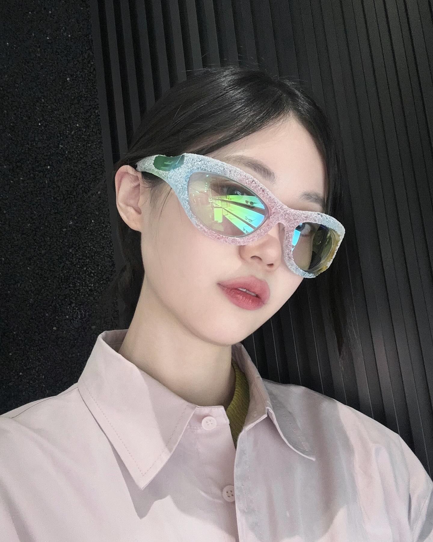 내가 젤루 좋아하는 젤리🪼💗🩵💚

2024 Jelly Collection 'GENTLE JELLY'  gentlemonster -Yammy

이번 젤리 컬렉션 무슨일이에요 (젤리러버는 웁니다,,)🫢💗🩵💚💕
젠틀몬스터 컬렉션 상품들 매번 재밌게 접하고 있는데, 이번 젠틀 젤리 컬렉션은 아이디어 자체가 너무 귀엽지 않나요🥹💙 ?

귀여워서 깨물고 싶은데 그래서 한입 베어물었나봅니다 🥄
귀엽고 색감 조합은 말모..너무 예쁘고 핏은 또 멋있고 다해버린 젠틀 젤리시즌..💗