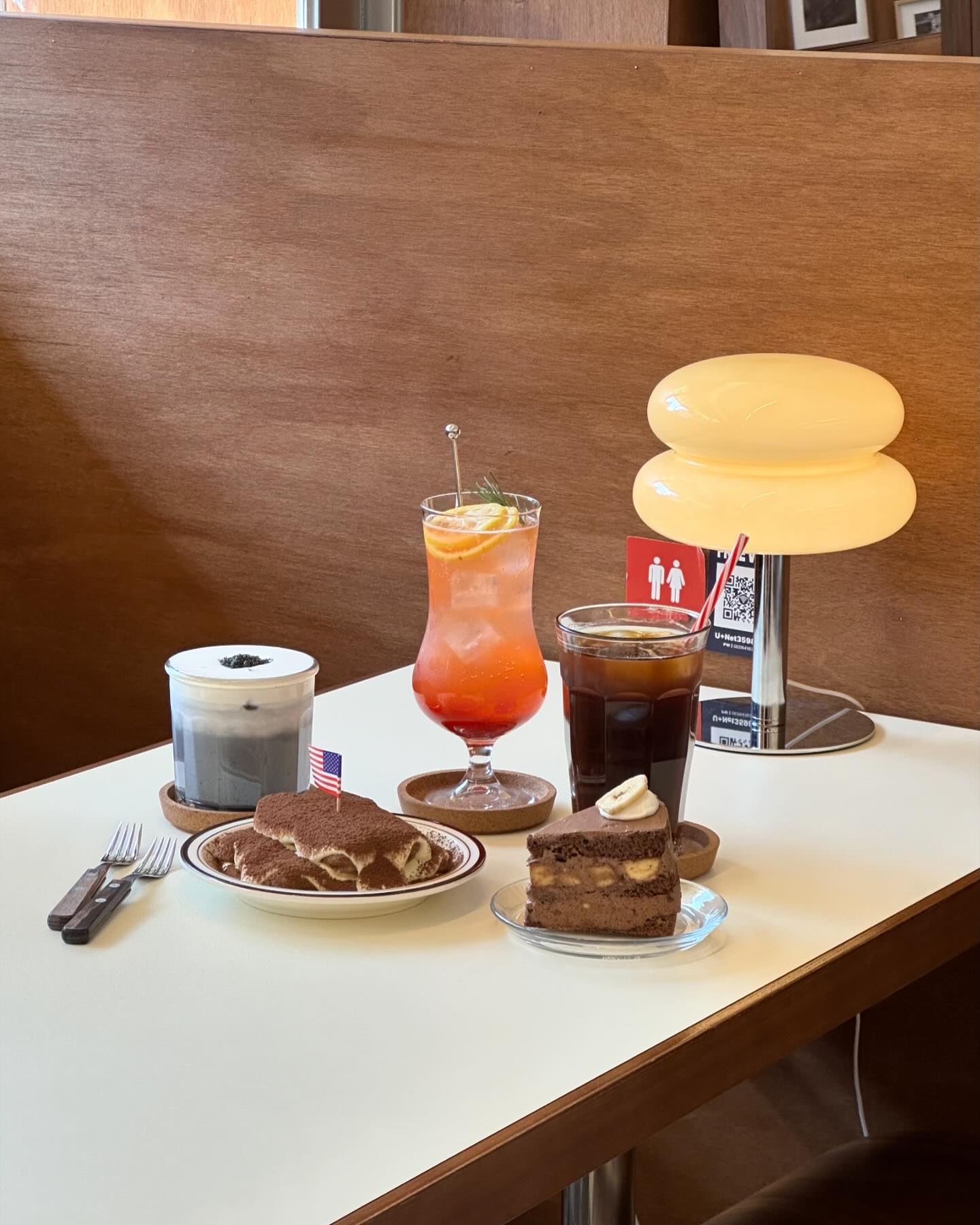 오랜만에 찾은 동네에 새로생긴 갬성신상카페 ☕️

우든박스티라미수, 초코바나나케이크 두가지랑 
아아, 자두에이드, 흑임자크림밀크까지 3개 주문했어용
디저트도 음료도 다 맛있었지만 여기 크림맛집이라 
흑임자크림밀크 한입먹고나서 다른 크림밀크도 궁금해졌던곳 😚

염창역 근처 사시는분들 꼭 가세요 :)
창으로 들어오는 봄햇살이랑 우드가 너무 잘어울려요 🌸🪵
.
.
.
#카페_연 #우든박스커피 #목동카페
