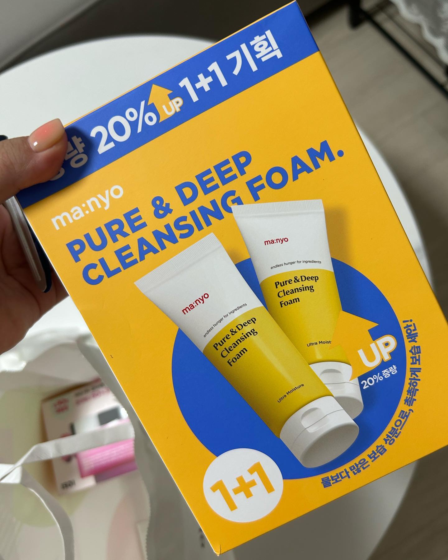 마녀공장 클렌징폼
2년만에 들어온 계정… 다들 잘 지내셨나요?
약산성 제품만 쓰던 제가 뽀득하고 말끔하게 씻기는 폼을 물어보니 이 제품 추천해 주시더라고요
거품이 굉장히 잘 나면서 사용감이 좋은 게 이 제품의 장점인데요 약산성 클렌징폼이 뭔가 안 씻긴 것 같은 기분이 들던 분들 한 번 써보세요