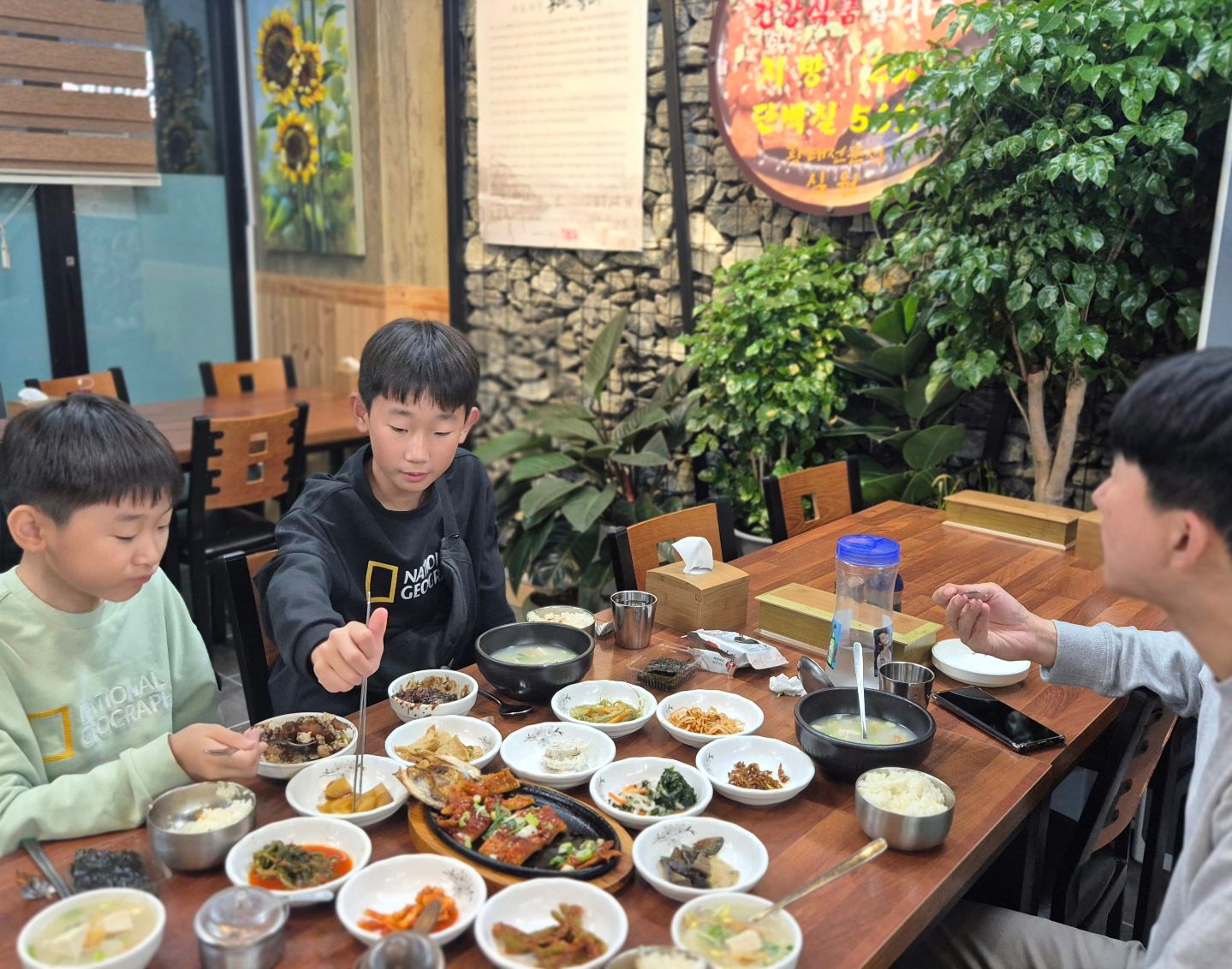 황태해장국 맛집 찾았어요.
메인 메뉴를 주문드리면 정갈하게
차려지는 11가지가 넘는 밑반찬과
아이들을 위한 도시락 김까지!
사장님의 인심과 서비스에 감동~
진하고 담백한 황태해장국과 매콤한 황태구이!
매일 먹고 싶을 것 같아요.

#원주맛집 #원주황태해장국맛집 #정성스러운한끼 
#원주만두역사관 #원주시장축제