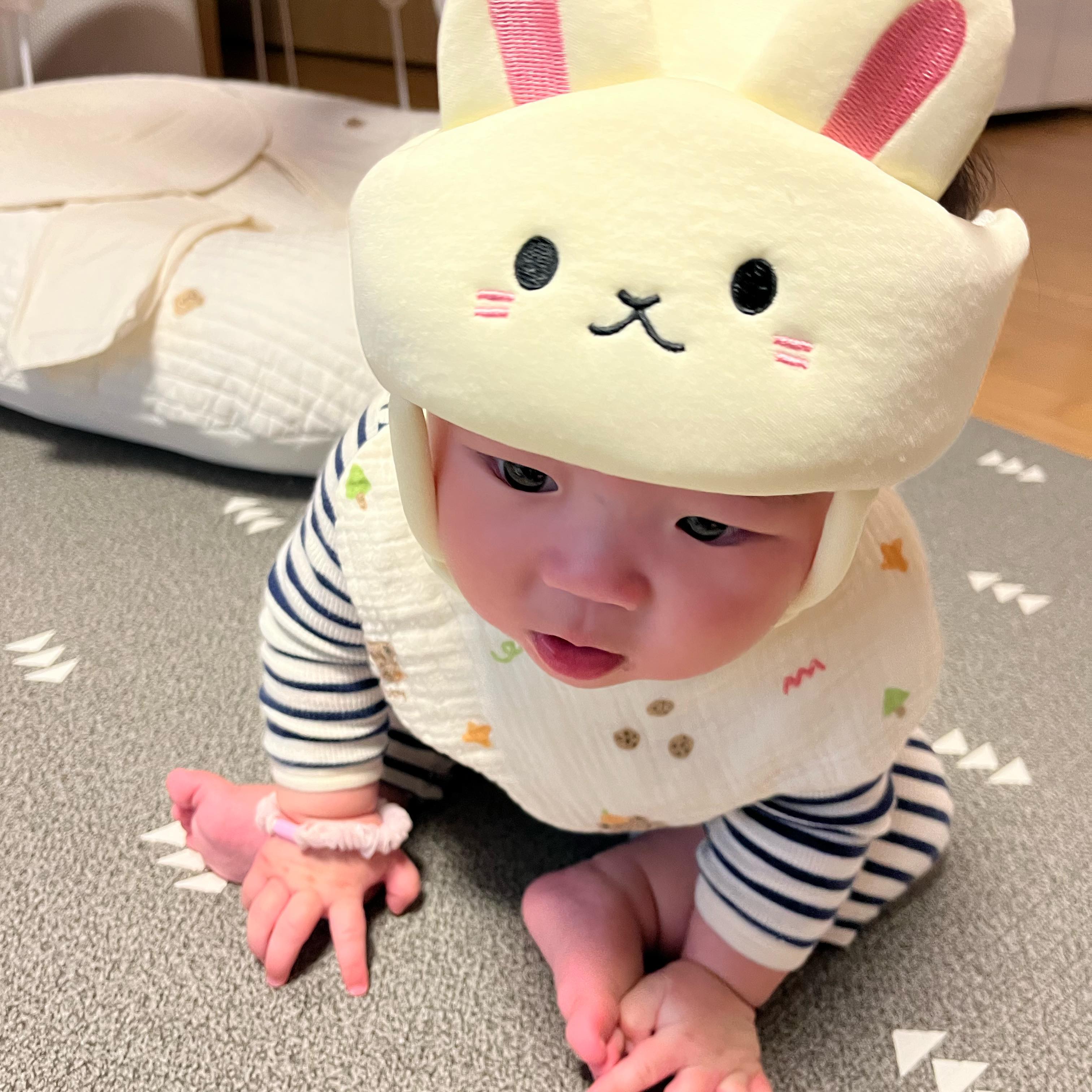 .
#엄마 ?! 이건 뭐죠?!
#토끼 🐰로 변신!
.
필수가 되어버린 #머리쿵방지쿠션 👏🏻
머리통이 꽉 차네???!!
.
.
.
.
#6개월#6개월아기#둘째#아기#BABY#토끼띠아기#귀여움한도초과#둘째는사랑#일상#문센준비해야하는데#날이흐리네