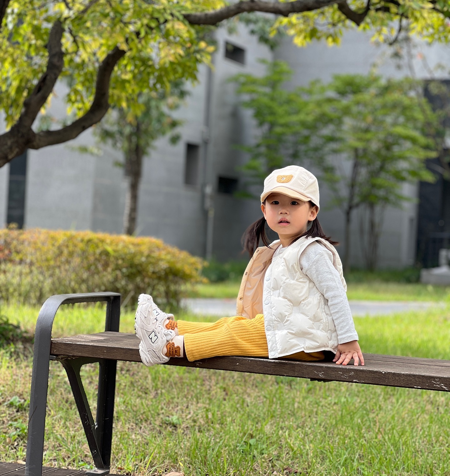 #24개월아기 #가을 🍂🍁🐿️🪵🌰

사부작 사부작 잘 논다 ㅎㅎㅎ
열매 줍고 나뭇잎 주워 소꿉놀이도 하고
걷다가 앉아서 과자도 먹고 (와구와구)
그네도 살랑살랑~ 타는 딸래미