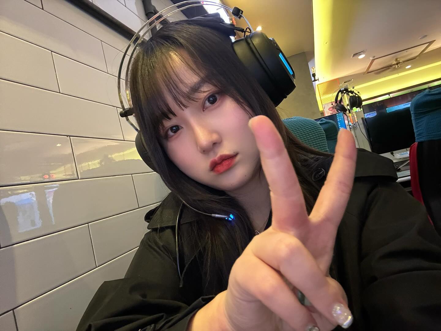 게임 잘하는 척 그치만 현실은 게임 찐따 
헤드셋 간지 쩐다 V.v