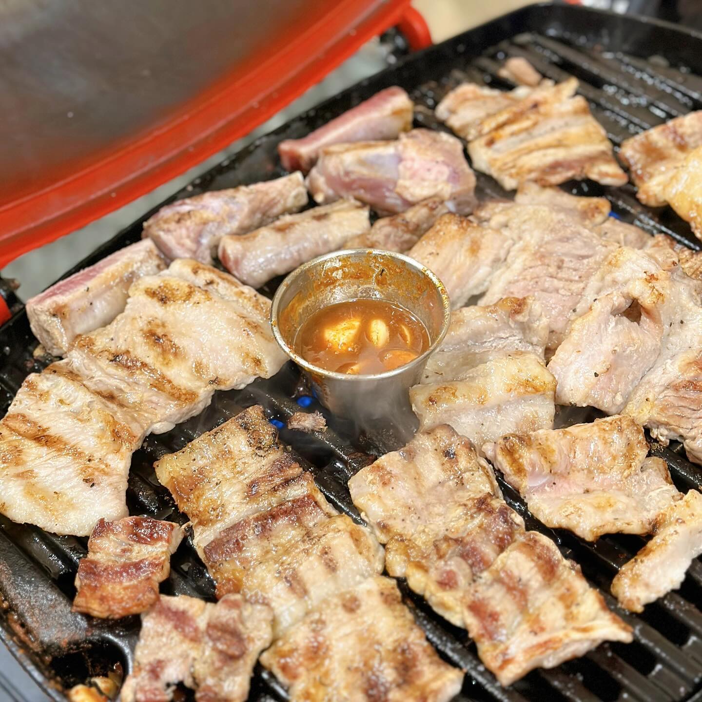 #협찬 #내고향맛기차 #멜젓
 
주말에 시댁식구들과 청도여행 다녀왔습니다‼️
추워도 바베큐는 포기못하죠ㅎㅎ
그릴에 생갈비, 삼겹살, 닭목살등 여러가지를  구워먹었어요
 
고기에 빠질 수 없는 멜젓!
무첨가화학조미료 부산시 기장군에서 잡은 생멸치와 
전남 영광군에서 생산한 5년이상 묵은 천일염 
그리고 1년이상의 기다림을 더해 만든 진짜 멸치액 진액!!

멸균,살균 처리를 하지않아 효소와 영양소가 그대로 살아있는!
너무 짜지않고 비리지않아 멜젓 안먹는 사람도 먹게하는
돼지고기와 찰떡이었습니다 완전 인기였어요!😋
 
 
._.