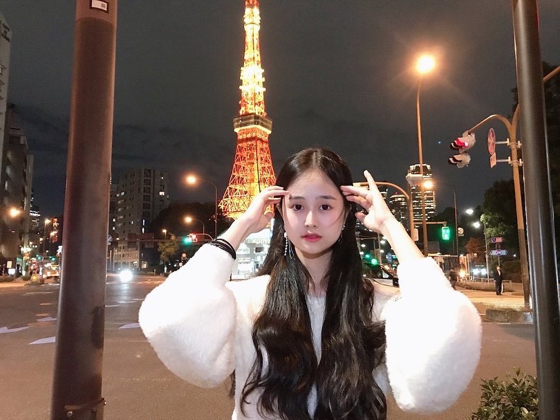 3일차 #예나와여행

현 시각 새벽 1시 30분 진짜 너무 피곤해서 간단히 적겠움!! 

오늘은 무계획이였다. ( 사실 동생이 계획 짜야 하는데 하나도 안 하고 대판 싸우고 화해하고 싸우고 화해하고 막 그럼 ㅋㅎㅋㅎ )

아침에 일찍 일어나서 아침 원래는 안 먹는데 꾸역꾸역 조식 먹구 
도쿄 도청을 가서 한눈으로 도쿄를 바라보며 시간을 보냈다

그리구 긴자 쇼핑하러 갔는데 뭔지 알죠 볼 건 많은데 볼 건 없는..
도쿄역쪽 걸어가서 옷 사고 뭐 인형 사고 등등…..

저녁에는 도쿄타워 본다고 로밍도 안해서 데이터도 없고 또 와파도 안되는데 꾸역꾸역 찾아서 보러감 ㅋㅎㅋㅎㅋㅎㅋ ㅠㅠㅠㅠㅠㅠ😵‍💫😱😱🤦🏼‍♀️🥲

그리고 회전초밥 가구 다시 도쿄 도청가서 야경보고 돈키호테에서 는 선물 엄청 샀움!!! 

‼️아까 동생이랑 편의점 단둘이 갔다가 오는데 어떤 성인 남자 두 명이 오면서 일본어랑 영어 섞어가면서 말 걸고 같이 놀자 함 ( 진짜 그때 밤도 너무 늦고 사람도 거의 없어서 무서워 죽는 줄 알았음…‼️

담에는 아빠랑두 꼭 와야제.. ( 아빠가 자기는 가기 싫다해서 안 옴 ……🤦🏼‍♀️🤦🏼‍♀️🤦🏼‍♀️🤦🏼‍♀️🤦🏼‍♀️🤦🏼‍♀️🤦🏼‍♀️🤦🏼‍♀️🤦🏼‍♀️🤦🏼‍♀️ )