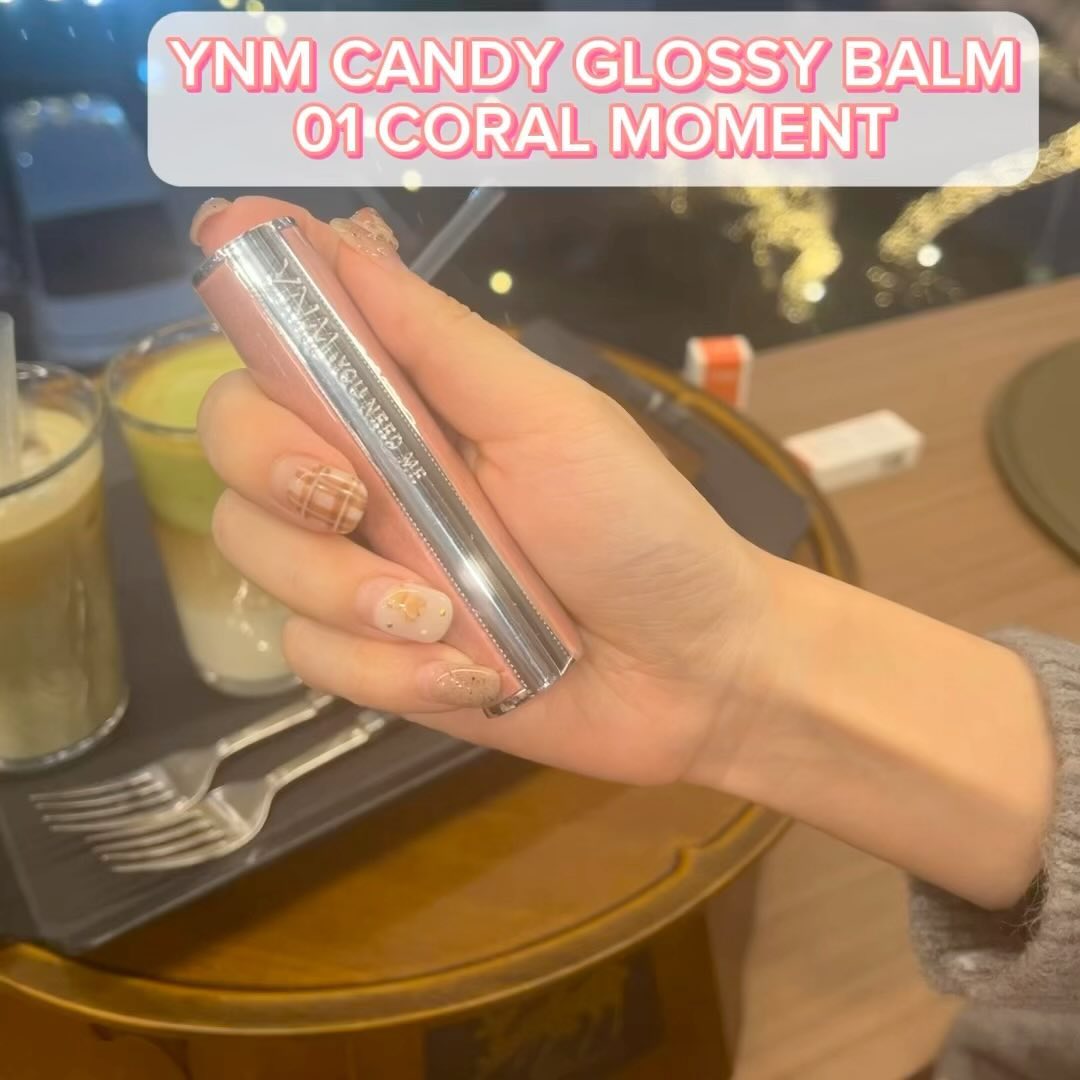 #협찬 ynmbeauty_official #캔디글로우밤

버터밤 텍스쳐의 고보습 글로스밤이에요!
바르는 순강 맑게 차오르는데
저는 틴트급의 발색에 너무 감동했어요!!❤️❤️

#여쿨라 로서 
YNM CANDY GLOSSY BALM
01 CORAL MOMENT 제품과
YNM CANDY GLOSSY BALM
02 PINK SUNSET 제품 발라주었는데
둘다 단독으로 발라도 너무이쁘고
지속력이 미침. 그냥 쭉감 몇시간이든
뭘먹어도 저는 거의안지워져있어서 립스틱 대신
요거쓰네요!! 

트는 겨울철에 고보습으로 입술건강지켜주면서
발색이이렇게 예쁘다니요!!!
진짜 사기입니다!

01 CORAL MOMENT을 전반에 발라주고
02 PINK SUNSET를 안쪽에 발라서 그라데이션 표현해쥬니 다들 뭐발랐냐고 물어보더라고요 ◡̈ 
패키지도 넘이쁘다며 바로 다들겟겟~~

💖궁금하실 링크남겨드립니다💖
  https://ynmcosmetic.co.kr/product/detail.html?product_no=106&cate_no=46&display_group=1

#ynm신제품 #멜팅밤 #멜팅밤추천
#ynm립밤 #립스틱추천 #립밤추천 
#신상립스틱 #글로우립밤 #캔디밤
#립메이크업 #코덕 #화장품리뷰