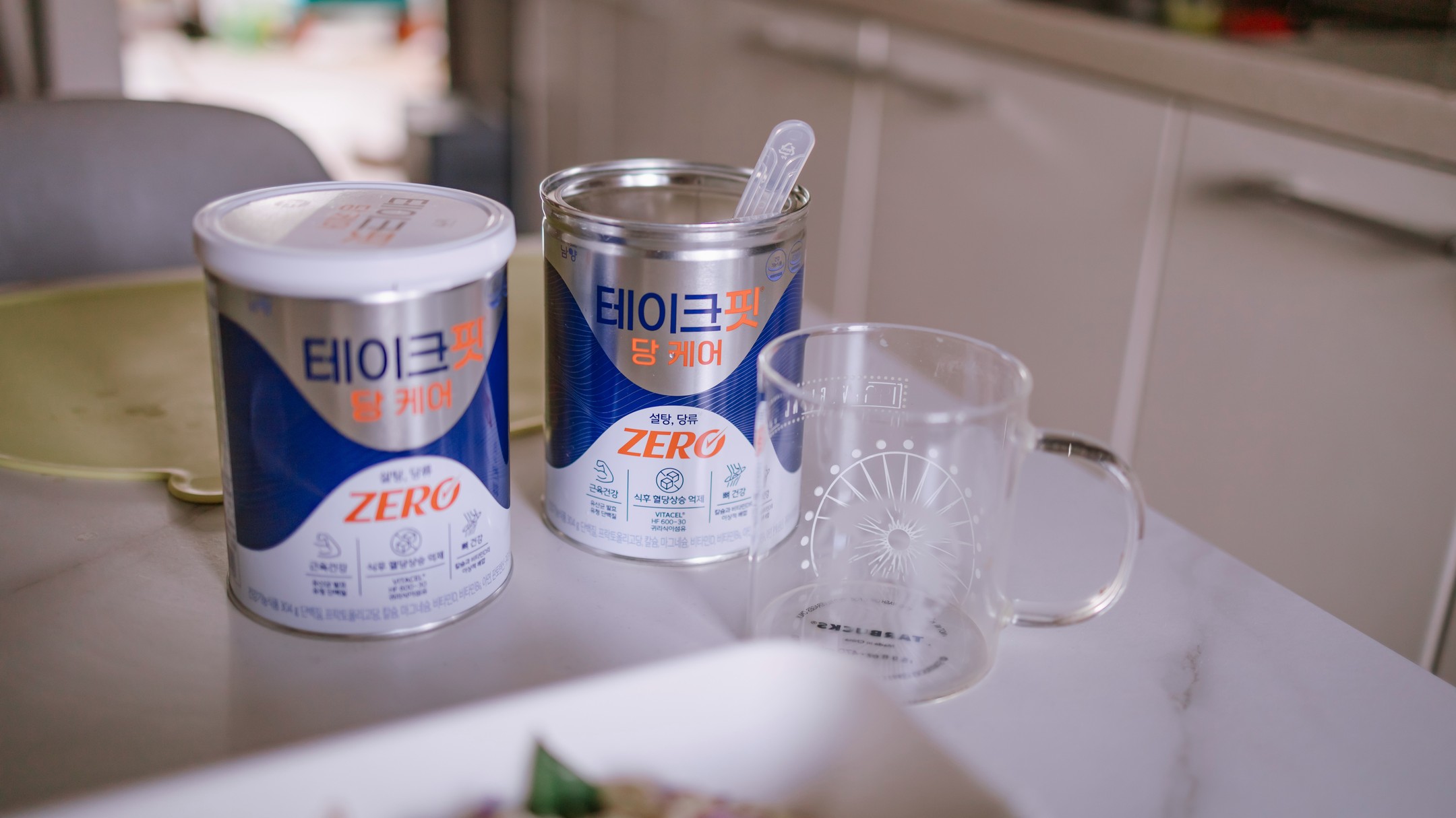 #광고

새해에는 꼭 oo해야지!
여러 다짐들 많이 하실텐데요.

저도 새해를 맞이하며
올해는 건강에 더 신경쓰기로 했어요.

국가건강검진 결과에서
가족력에도 없던 당뇨와 고지혈 적신호에
다이어트를 제대로 해보려고 결심했어요.

살은 빼야겠고 운동을 하거나
샐러드를 먹어도 도통 줄어들지 않는 거예요.

그런데 출산 후에는 근육이 더 만들기
힘들다는 사실 알고들 계셨나요? 흑흑

그래서 단백질은 추가적인 보충이 필수인데
당분을 생각하다 보면 뭘 먹을지 고민되더라고요.

테이크핏 당케어는 당제로로
혈당관리를 하면서 단백질을 채울 수 있는
유청단백질로 찬물에도 잘 녹는
가루 형태로 되어 있어요.

그래서 따로 쉐이커로 섞어주지 않아도
컵에 세스푼 덜어내어 180미리의 물과 함께
음료처럼 간편하게 챙길 수 있어요.

먹어보니 생각보다 더 맛있는데다
단백질도 채워 근육으로 돌려주고
혈당관리까지 할 수 있으니 얼마나 좋아요.
👏
지난 주 금요일 방송되었던 홈쇼핑과 동일한 알찬 구성으로
1월 16일 화요일 새벽 1시 NS홈쇼핑에서 12+4캔 구성으로 만나 볼 수 있다고 하는데
이번에 많이 주문해서

앞으로도 꾸준하게 운동하면서
테이크핏 당케어로 건강하게 케어하렵니다.

#당뇨예방음식 #당뇨병관리 #당케어 #혈당관리 #혈당케어 #당케어단백질 #혈당관리단백질 #유청단백질 #단백질음료 #무설탕