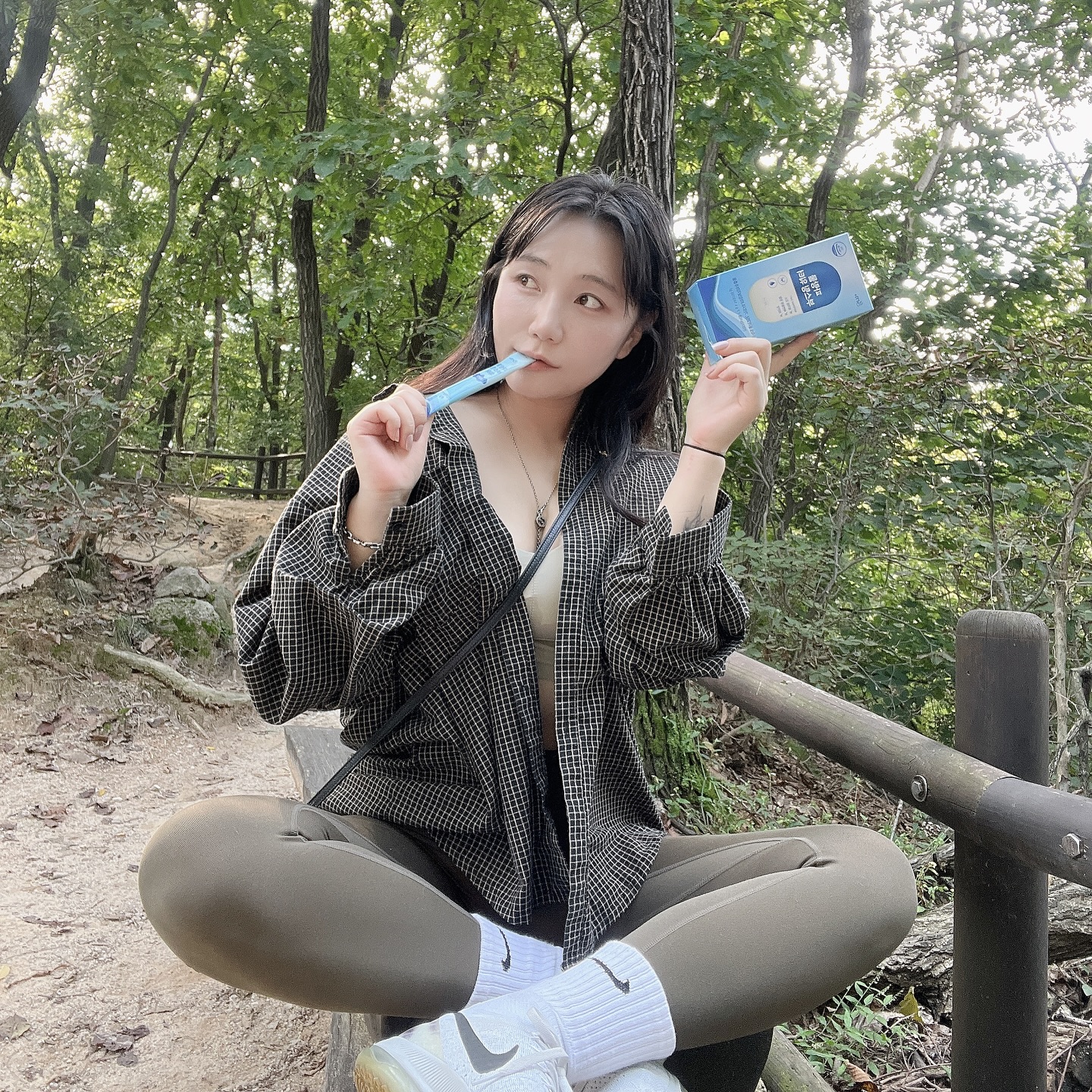 #협찬 하루에 500ml도 안마시는 사람으로서 올해는 꼭 물을 많이 마시리라 다짐했지만 생수는 희안하게 손이 안 가더라구요 그렇다고 음료를 달고 살기엔 저주받은 체질은 금방 살쪄서 음료를 즐기지도 않는편,ㅜ
와중에 찾아와준 grn 신상 파랑물 부스팅 워터!
레몬맛이 상큼하고 부담도 없는데 가르시니아 함유라니 하 참, 감사합니다. 어느 방향으로 큰절 올릴까요? 
살찔 걱정없이 물을 맛있게 즐기자요
#grn #파랑물 #파랑물부스터 #부스팅워터 #grn파랑물 #다이어트워터 #맛있는다이어트 #워터믹스 #다이어트 #다이어트방법 #다이어트식단 #다이어트간식 #마시는다이어트 #2주다이어트