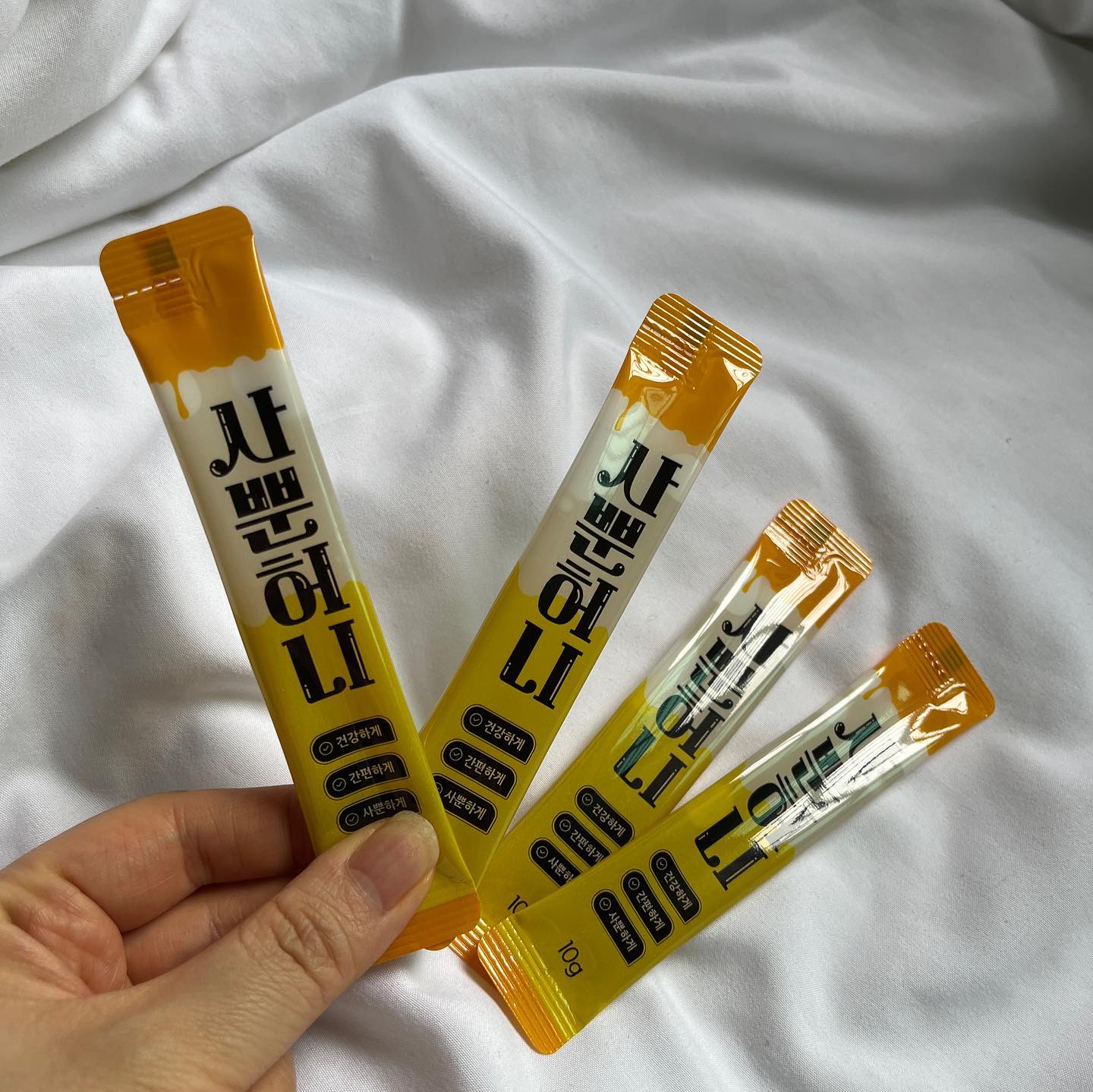 #협찬 recipe_700 #사뿐허니 #꿀스틱
산양삼을 담은 사뿐허니 달달한 꿀스틱💛
요즘 구성성분을 잘 살펴보는 편인데 80% 국내산꿀에 20%가 산양삼! 믿고 먹을 수 있었다. 

아침에 먹었는 데 딱 한입으로 한번 먹기에 좋은 스틱형으로 
#땡기는 진한 스윗함에 산양삼이 담백하게 마무리해줘서 마음에 쏙 들었다. #감사합니다

#선물추천 #꿀선물 #스틱벌꿀 #건강 #휴대용꿀 #산양산 #꿀스틱답례품 #벌꿀스틱 #스틱꿀 #산양삼꿀 #허니스틱 #꿀튜브 #진짜꿀 #레시피평창