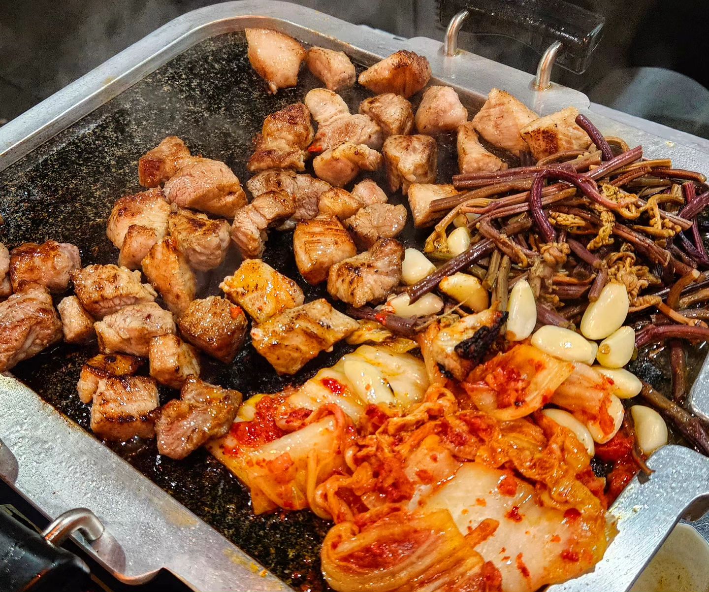 의왕 우아한삼겹살 

👉 질 좋고 착한 가격의 고깃집 
 
남들보다 늦은 사회생활 시작으로 살면서 
가장 바쁜 나날들을 보내고 있는 또먹스 
그래서인지 요즘 맛난 음식 사진이 뜸했던
인스타에 간만에 투척한다 돼지 🐷 🐷 🐷

요기는 일단 1인분 그람수가 200g으로 많은편
가격은 다른 고깃집과 비슷한 정도라 굿!

거기다 고기 질이 좋고 밑반찬도 맛있음  된찌도
시골 할머니가 끓여주던 맛에다 양도 푸짐해서 
₩7.0원 받을만 하던 된장찌개 😋

✔️ 날씨 좋은 날은 야외석도 가능 

📍 경기 의왕시 계원대학로 10 대림프라자

🕓 매일 17:00-24:00 

#내손동 #내손동맛집 #계원예대 #우아한삼겹살 #의왕