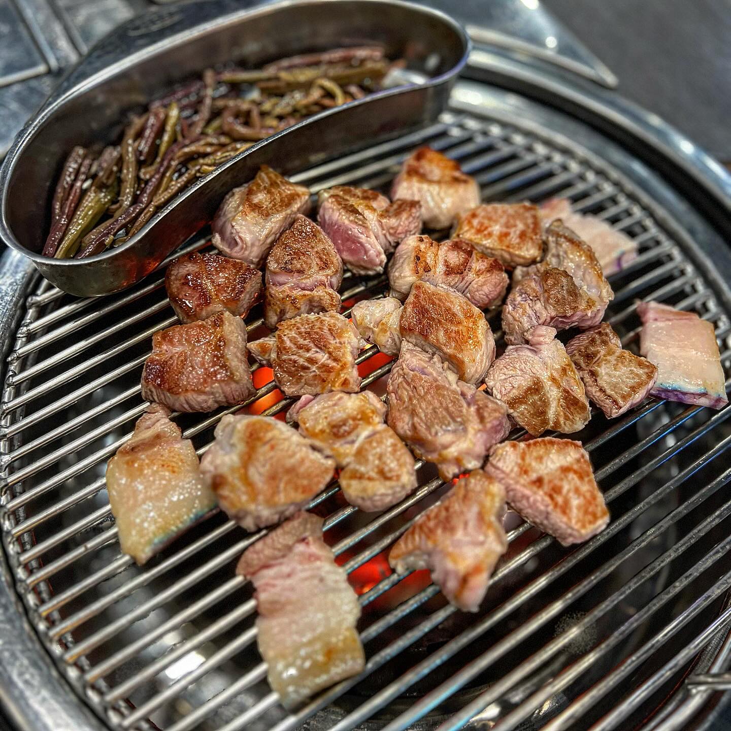 🐷강동구맛집 아름다운제주돈에 다녀왔어요!

명일동에서 제주도 흑돼지를 이렇게 잘하는 집이 있다니♥️
흑돼지 목살 진짜 쫄깃하면서
육즙도 꽉차있고 너무 맛있었어요!!

멜젓 찍어먹어도 맛있고
명이나물 싸먹어도 맛있고~

제주도 놀러온 기분!!🌴👍👍

#명일동맛집 #아름다운제주돈 #강동구맛집 #명일역맛집