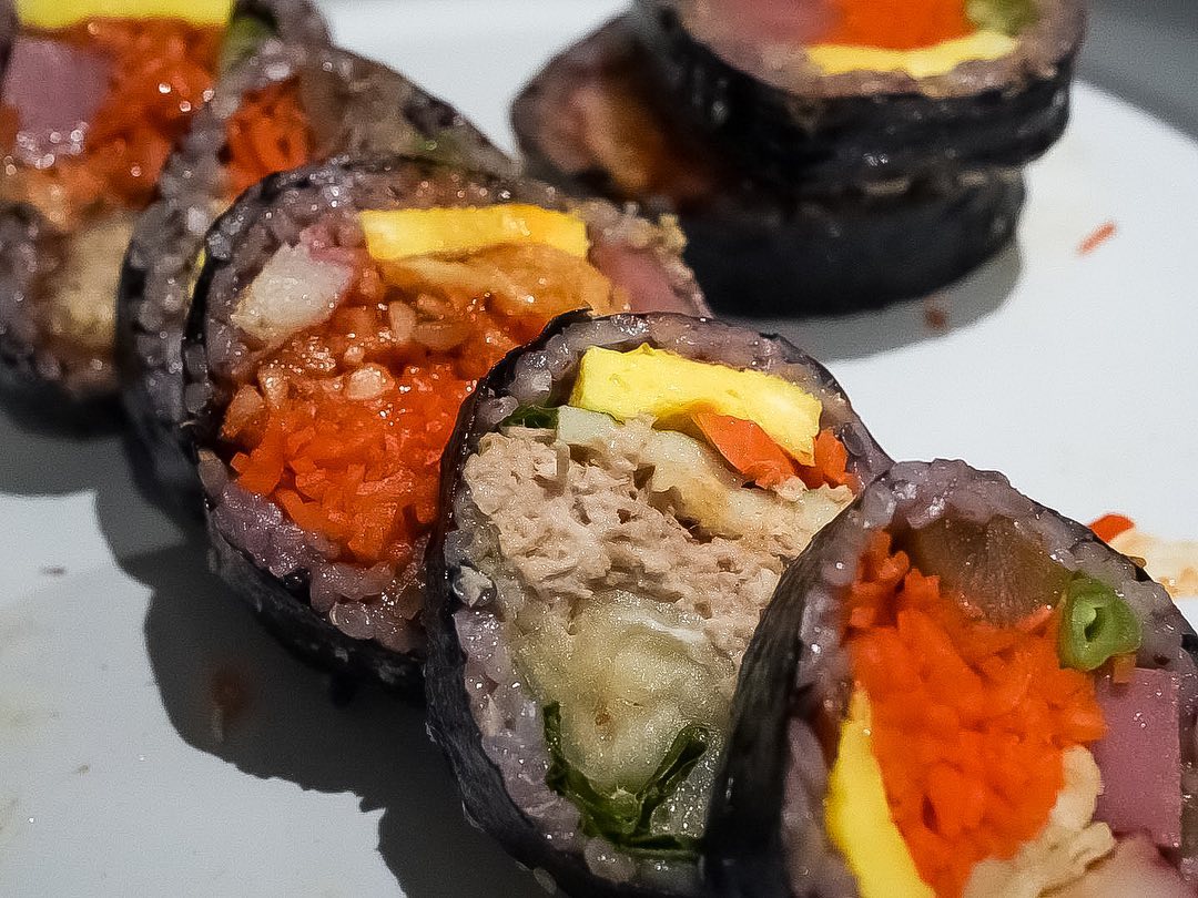 안녕하세오🥰

간단히 먹는 음식 중 김밥 만한게 없져????
모든 김밥을 흑미와 보리로 만든 ‘김밥집입니다’ 가게에 다녀왔어용💕

김밥을 되게 좋아하고 즐겨먹어서 집에서 해먹으려고 노력했는데... 만드는게 쉽지 않더라구요😭

저는 기본김밥, 돈까스김밥, 묵은지참치, 진미채 김밥을 주문했어요!!!
기본김밥은 먹으면 이집 김밥 잘하네~~ 아니면 별론데? 느낌오는데 하나 먹자마자 엄지척!👍🏻💕
완전 집에서 고소하게 만든 담백한 집 김밥 느낌이에요❤️❤️❤️
돈까스 김밥에 돈까스도 두줄이나 들어가있고 소스랑 김밥이랑 너무 잘어울려서 맛좋았고 
묵은지참치는 다른 곳에서 먹었을 땐 약간 신맛? 나서 별로 였는데 묵은지도 딱 좋고 참치랑 궁합이 최고였어요🥹😘

⏰영업은 08:00 ~ 20:30 입니다.
(매주 수요일은 휴무이니 참고부탁드려요) 

부산 동래 충렬사역 근처라 포장해서 가기에도 좋아요✔️ 

#부산동래맛집 #부산김밥맛집 #부산분식맛집 #동래김밥집 #안락동김밥 #안락동맛집 #부산동래맛집 #부산데이트 #부산김밥 #김밥집입니다 #협찬