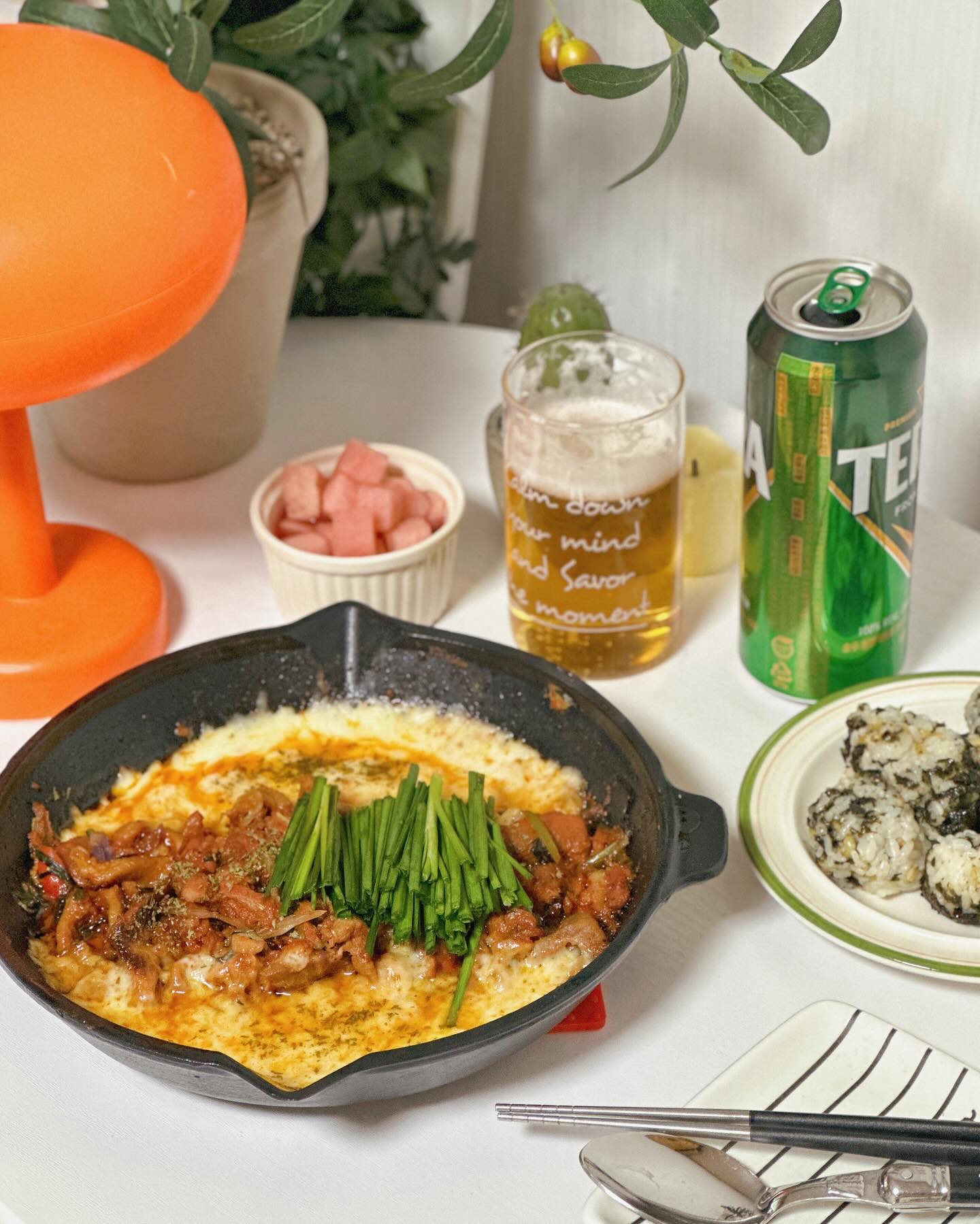 #광고
⠀
😋제가 다욧할때 꼭 챙겨먹는건?!
바로 오리에요!
오리에는 불포화 지방산이라 다욧과 건강 둘 다 잡을 수 있거든요~
❣️오늘은 조금 특별!하게
오리
고추장 오리 양념 불고기에 치즈넣은
#치즈고추장오리불고기 와 맥주 한잔으로 힐링~
매콤한 고추장오리양념불고기와 고소한 치즈가 매운맛을 싹 잡아주면서!
여기에 주먹밥까지 뇸뇸!
요즘 너무 힘들었는데 캬~너무 맛있는거 있죠?!😋👍🏼
⠀
⭐️오리농가에서 직접 운영해 믿을 수 있는
"오리덕몰"에서 구입했는데
1+1 기획전에 명절 이벤트 등 다양한 할인 행사도 열리니
자주 들어가서 오리로기 득템하기 너무 좋아요!
⠀
➰오리덕몰은 믿고 먹을 수 있는 안전한 국내산 오리에
최고의 웰빙 단백질 건강푸드!
겨울철 면역력 관리에는 또 오리 아니겠어용?!
주말에는 오리덕몰에서 오리훈제 사다가
엄마랑 같이월남쌈 만들어 먹으려고요~
⠀
📌네이버 검색창에 "오리덕몰"을 검색하세요~
⠀
⠀
oriduckmall 
#오리고기 #오리훈제 #훈제오리 #오리덕몰 #오리불고기 #오리로스 #오리주물럭 #오리요리 #오리레시피 #오리자조금