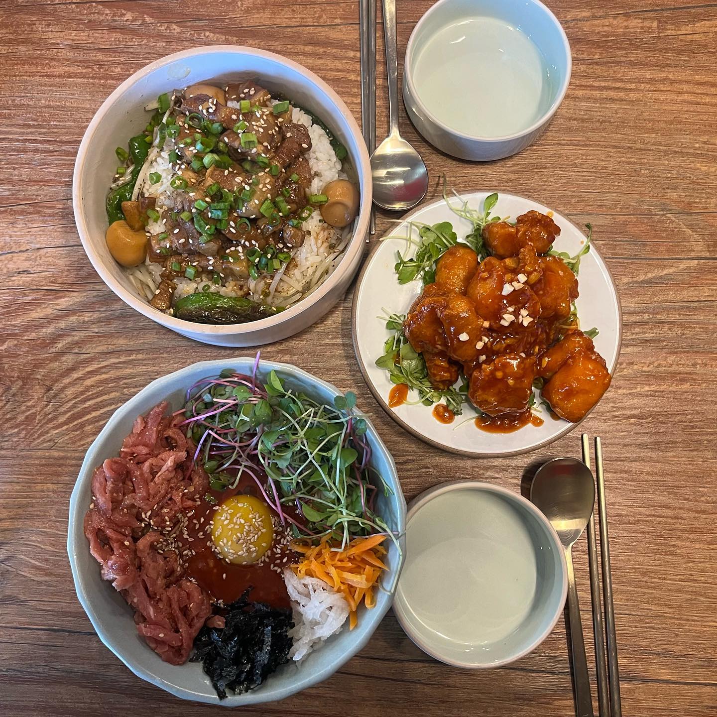 🐯충무로 맛집 비범🐯

깔끔하고 든든한 한식을 맛볼 수 있는 곳! 장조림 맛 덮밥인 삼겹조림덮밥, 육회 가득 올라간 상콤 비빔육회국수, 닭강정까지 음식 하나하나 다 맛있었던 곳이랍니당

⏰ 영업시간
월-토 OPEN 11:30 / CLOSE 21:00
(브레이크타임 15-17시)
일요일 OPEN 11:30 / CLOSE 15:00
​
✅ 위치
서울 중구 퇴계로27길 35 2층 비범
​
☎️ 비범 을지로점
0507-1402-5277

🏷️ 자세한 후기는 해피워니 블로그에서 볼 수 있습니다 ◡̈

#협찬 #충무로맛집 #을지로맛집 #비범 #비범을지로점 #비범충무로점