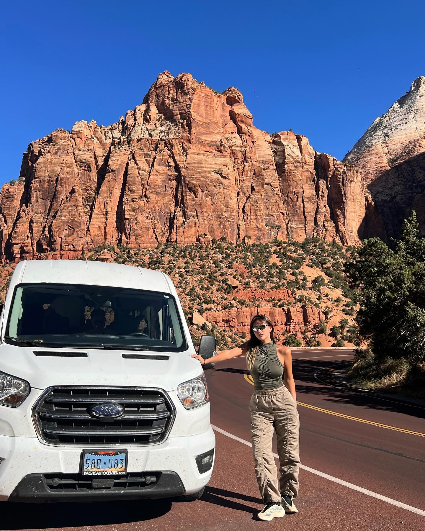 또 가고싶은 Utah🌵🏜️🐪너무 건조해서 코막히고 기침 계속나오지만 눈이 넘 즐겁워서 최고야  트레킹하구 막걸리대신 얼굴만한 맥주마실때 증말 짜릿하다구

+질문이 많이와서 투어는LV투어었고 마크 가이드님이셨습니다
사진 넘 잘찍어주셔서 혼자가도 왕추천합니다
.
.

#arizona #utah # #caynon #travel #horseshoe #horseshoebend #desert #entirestudios #balenciaga #yeezy #미국여행 #여행 #홀슈스밴드 #미국서부여행 #미국서부 #여행스타그램 #outfits #fitcheck #ootd