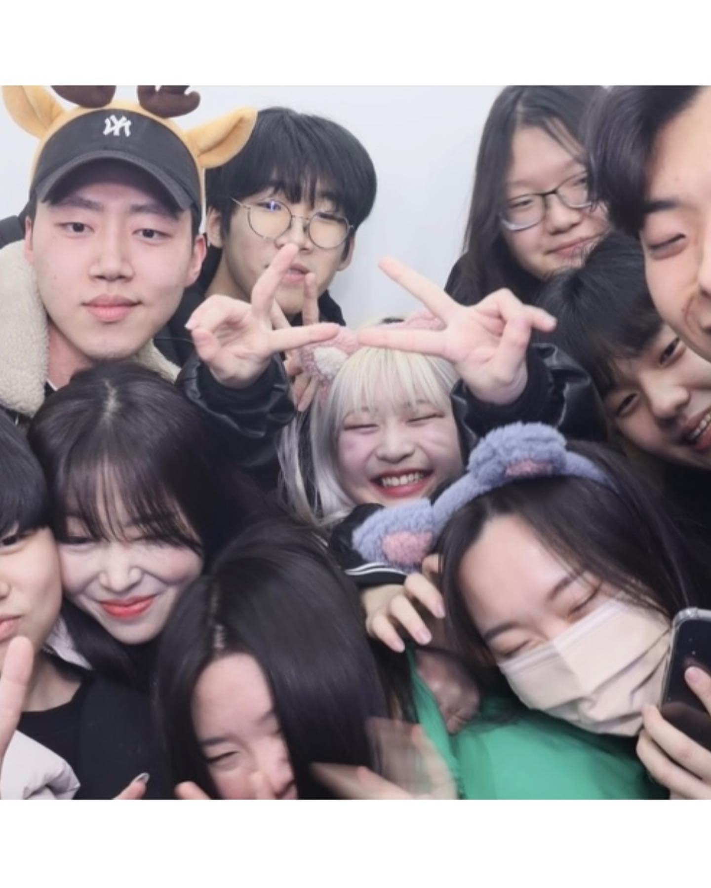 안녕, 미향쌤 👋🏻 
.
늘 오지 않았으면 생각했던 마지막 출근
행복했던 시간들과 마음들이 쏟아져 나와서 왠지 눈물만 났다
마지막까지 해피엔딩이었다.♥️

무슨일 에도 흔들리지 않고 단단한 20대의 한 시기를 보내게 해준 곳
매 순간 과분하게 사랑해 주던 사랑들
매일 매일이 선물 같았던 시간들이었고

앞으로도 날 지켜줄 힘을 얻게 해준 내겐 너무 소중한 곳
나 진짜 너무너무 행복했었어.💛
이제 안녕, 미향쌤 🙂👋🏻
_2023.02.03