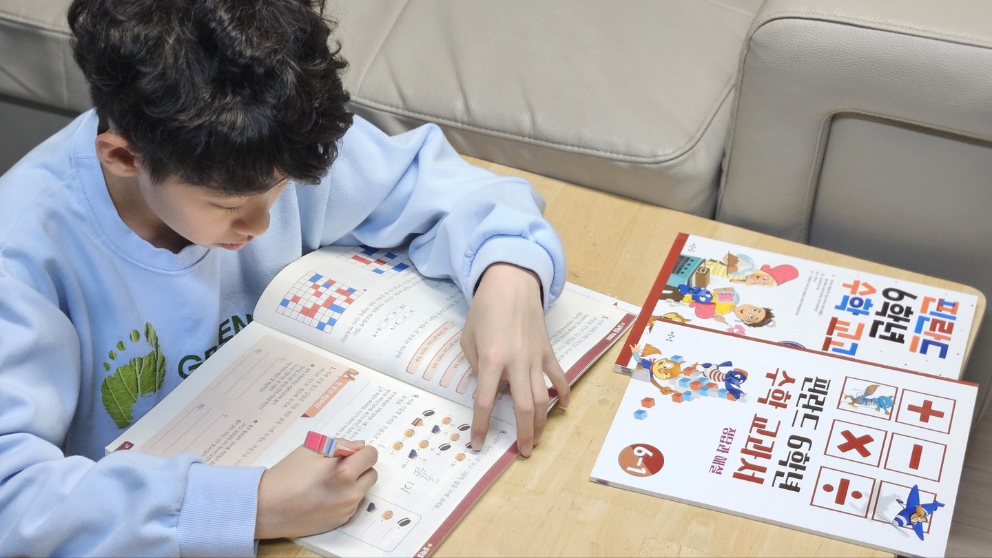 #협찬 #핀란드수학6학년 
핀란드 6학년 수학교과서 초등 6학년 세트 

핀란드 국립교육과정 반영 된 문제집인데, 핀란드에서 가장 많이 보는 1 등 수학 교과서라고 한다. 

핀란드 초등학교 1,320 곳에서 사용한다는데... 
나라 스웨덴에서도 번역하여 교과서로 활용하고 있다고 한다. 

수학적 구조를 발견하고 이해하게 하여 수학 공식을 암기할 필요 없고, 
교구를 활용한 놀이 수학을 통해 수학 개념을 이해시켜주고, 
수학과 연계하여 컴퓨팅 사고와 문제 해결력을 키워주니 마음에 드는 문제집이다. 

아!! 그리고 가장 마음에 드는 부분... 
연산, 서술형, 응용과 심화, 사고력 문제가 한 권에 모두 들어 있어있다는 사실!!! 

홈스쿨 하는 우리 아이에게 꼭 필요한 자기주도 수학 교과서 핀란드수학. 
쉽고 재미있게 풀어내는 부분들이 있어서 우리 초딩 아주 좋아라한다. 
수학을 어려워하는 아이들에게도 친근하게 접할 수 있는 유럽의 놀이식 수도 배우고. 
문제를 풀어보는 것이 지루하다는 느낌을 받지 않은 흥미로운 구성의 문제집. 
겨울방학 기간에 꾸준히 풀어봐야겠다. 

finlandmath_official 
.
.
.
#초등수학 
#초등수학교과서 
#초등6학년수학 
#6학년수학문제집 
#초등수학참고서 
#핀란드수학교과서
#놀이수학 
#초등수학문제집 
#핀란드수학 
#핀란드교과서 
#전국수학교사추천 
#사고력수학 
#수학공부 
#혼공 
#수학문제집
#수학문제집추천
#사고력수학문제집