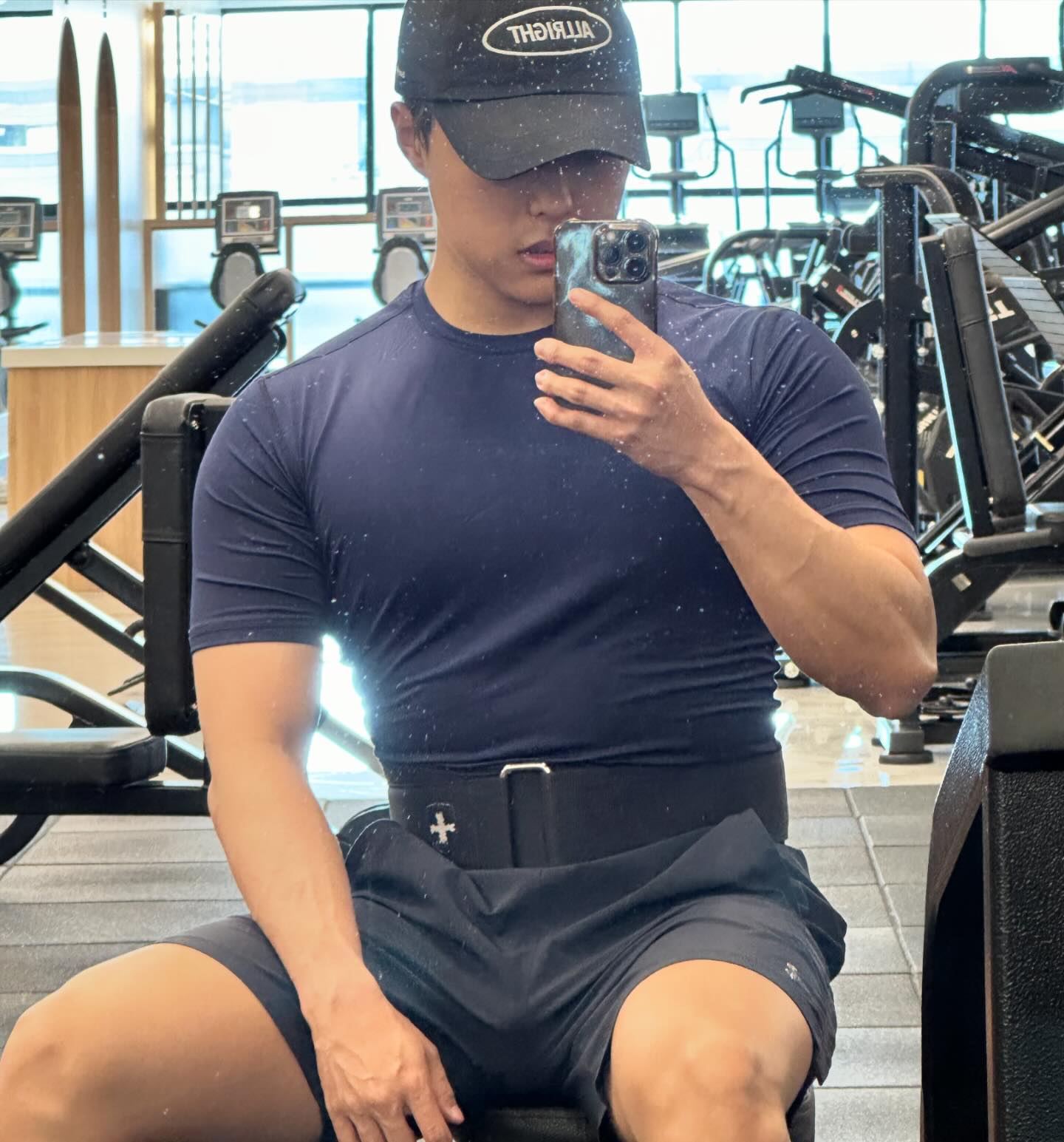 #오운완 #ㅇㅇㅇ

오랜만에 ㄷㄷㄷㅈ!!
예전에 어깨를 다쳤는데 다시 아프더라구요
그래서 2주? 정도 운동, 식단 다 놔버렸습니다
지금은 괜찮아서(아마) 오늘부터 다시 스타또!
어깨 인대에 주사고 맞았구요 앞으로는 스트레칭도
더 열시미 하는걸루 ᵒ̴̶̷̥ ̫ ᵒ̴̶̷̣ 
오랜만에 복압 잡고 하려니 현기증이 계속나서 어지러운..
다들 부상 조심하시구 득근하세요!!
퇴근 후 밀린 답방 다닐게요 ᕦ(ò_óˇ)ᕤ
.
.
.
.
.
.
.
.
.
#헬스 #운동 #소통 #운동계정 #운동계정소통 #운동계정맞팔 #맞팔 #선팔 #워크아웃 #헬창 #헬창의길 #운동하는남자 #운동하는여자 #fyp #추천