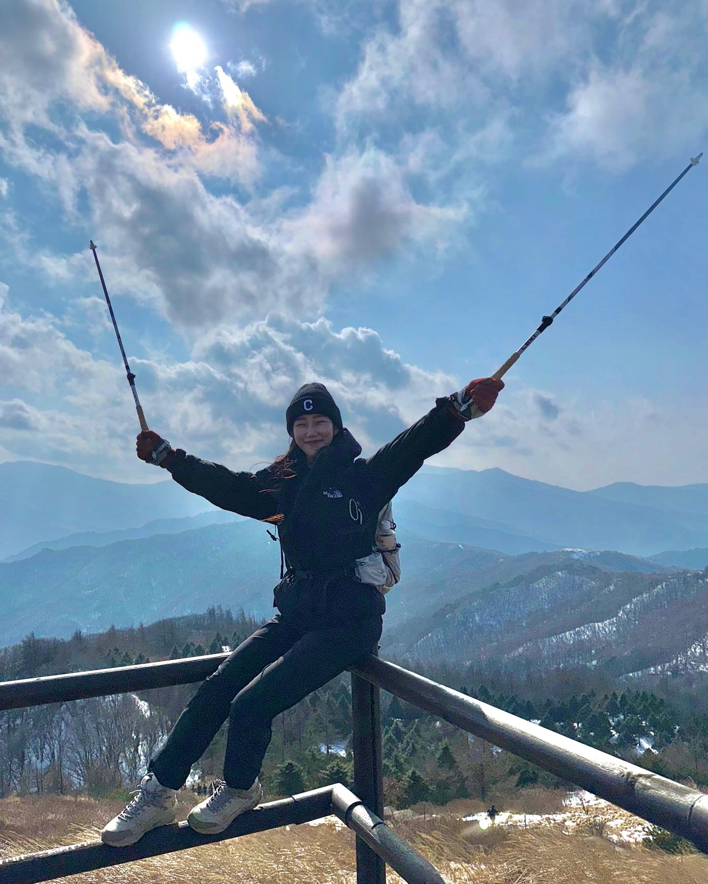 ♥︎ 
바람아 눈치쪼옴😊
머리카락 아쥬 신이나고

정상에서 부는 바람
산 오를 때 쫌 불어주면
정말 시원 할 텐데🥲

그래도 산은 절거워😆💛

지리산은 역광도 예쁘밍💕