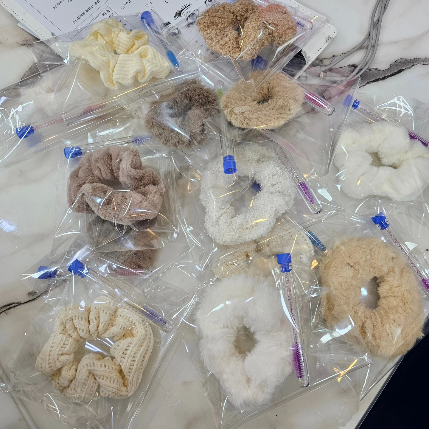 깜짝 선물 준비했어요🩷

겨울용 헤어밴드 일명 곱창!!
소소하지만 여자분들에겐 여러개 있으면
두루두루 유용한 템이쥬ㅎㅎ

예쁜 브러쉬와 함께 포장해두었어요🙂

한정수량이라 금방 소진될 수 있습니다😅