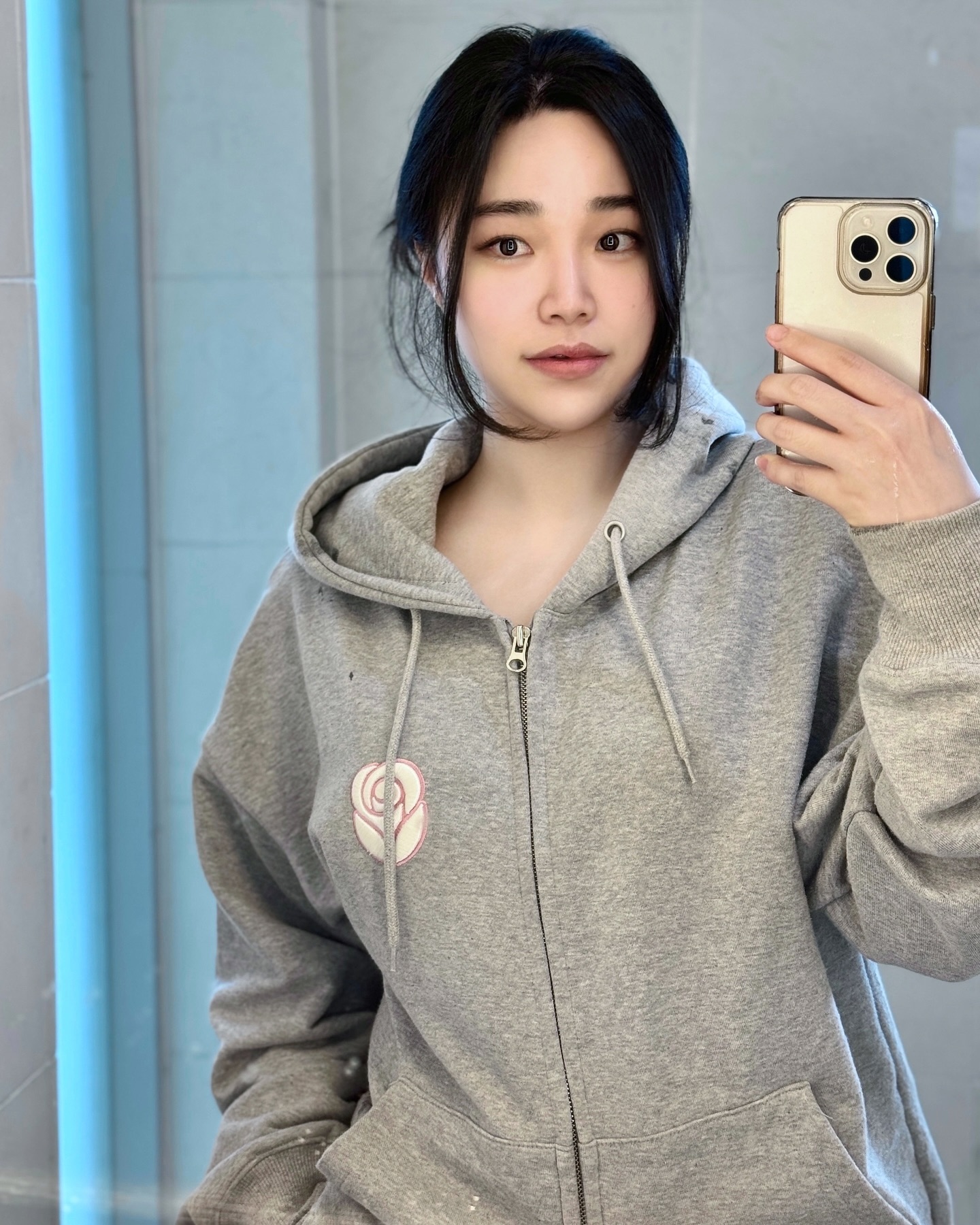 -
요즘 너무 피곤하고 꾸미기도 귀찮아서 내츄럴 추구중🙄

알수없는 피로가 밀려오고 앉았다하면 
잠이 막 쏟아져서 꾸벅꾸벅 인사하고
밤에도 자다깨다하다보니 개운치도 않고
운동강도까지 높이다보니 아침에 너무 피곤하고
그래서 뭔가 점점 예민쟁이가 되는거같아요ㅠㅠ

어제부터 목도 좀 아프고 면역이 또 난리가 날 조짐이  보이는데 
스트렙실이랑 스프레이 사서 응급처지 하려구요
증상으로는 살빠질때 이런다고 하던데 좋아해도 되는거죠?

더불어 인태기까지 시작되어서  아직 답방을 못갔네요ㅠㅠ 
천천히  꼭  소통하러 갈게요🫶🏻기다려주세용🥰
.
.
#인태기#인태기극복중