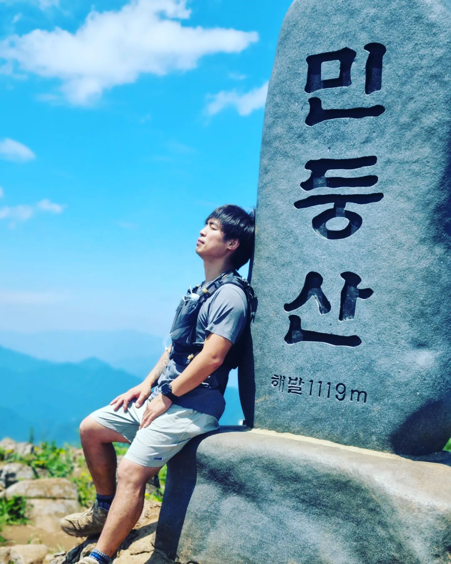 여름의 민둥산

날도 좋았고 멤버도 좋았던 민둥산!

짧은코스에 땀범벅이 되었지만 즐거웠던 산행

들머리 : 거북이약수터쉼터 (정선군 남면 억새꽃길 296)
코스 : 거북이 약수터 쉼터 가기 직전에 공터에 주차
  공터 부터 시작해서 왕복 2.5키로 
소요시간 : 공터 ~ 정상까지 40분 소요
화장실 : 공터 옆 거북이약수터쉼터 내려 방향쪽으로 간이 화장실

정상까지 계속 오르막길이며 편한 코스 또는 힘든 코스 두곳으로 나뉨

민둥산은 봄 여름 가을 겨울 계절마다 느낌이 색다른 느낌일거 같아
꼭 다른계절에도 와보고싶은산

#민둥산 #민둥산돌리네 #keepgoing 
#산타는남자 #운동하는남자💪 #민둥이