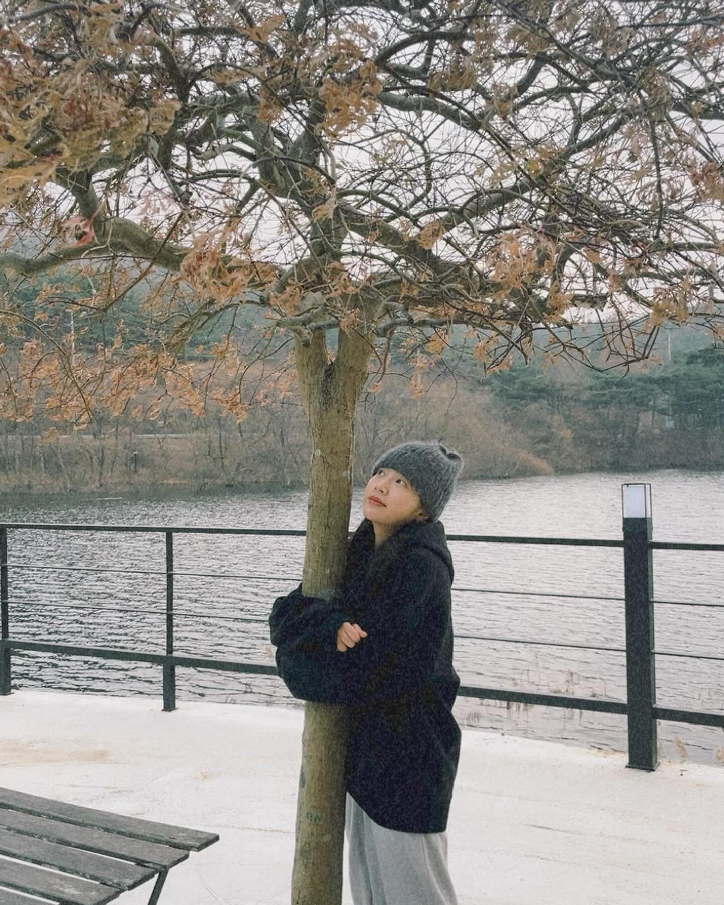 그래! 이 냄새였어 5년전이나 지금이나 변함없는 숙소🏡
따뜻했던 12월 하루 ❄️
고즈넉한 둘레길 잔잔한호수까지 최고의 여행🫶🏻
⠀⠀⠀⠀⠀⠀⠀⠀⠀⠀⠀⠀⠀⠀