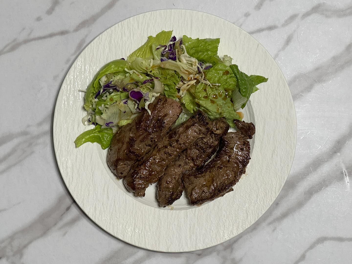 #❤️ .
편안하고 가볍게 한끼🍽️

📋MENU📋
 갈비살 스테이크

 요즘 매일을 헤비하게 먹고 거하게 쓰다보니 몸은 살찌고 지갑은 얇아지는 기현상이 일어났다...
 새해 소원으로 몸은 마르고 지갑은 살찌게 해달랬는데, 소원이 반대로 갔나보다.

 어쨌든 몸도 재정도 관리하기 위해 가볍게 챙겨먹은 갈비살 스테이크와 샐러드!
 메뉴만 보면 뭐가 저렴하고 뭐가 건강하냐 싶을 수도 있는데, 마트에서 소고기 세일에 마감 세일까지 겹쳤을 때 구매한 소고기와 마감세일 샐러드를 구매해서 직접 요리해 먹었기에 실질적으로 한끼에 5,000원도 안되었다.
 또 탄수화물 없는 식단으로 나름 다이어트에도 도움이 될지도...??

 어쨌든 너무 맛있게 집에서 한끼 뚝딱!
.
.
.
.
.
#자취요리 #자취생 #자취집밥 #자취생집밥 #혼밥 #집밥메뉴 #스테이크 #집스테이크 #샐러드 #다이어트 #다이어트식단 #소고기스테이크 #마트할인 #자취생요리 #먹스타 #맛스타그램 #맛집스타그램 #요리스타그램 #자취스타그램 #사진 #식단 #자취식단 #혼밥스타그램 #집밥스타그램 #갈비살스테이크 #스테이크샐러드 #맛집 #🍽️ 

#ezc_요리_양식