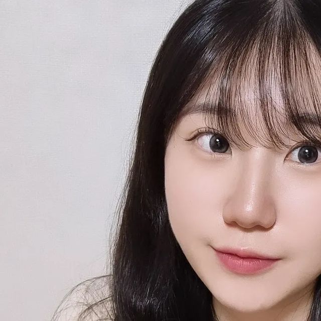 진형 on Instagram: "한의원 다니면서 스트레스 받던 부분들 
하나씩 줄여가는중🤍
볼살이 진짜 많이 빠졌다!!!
원장님도 짱 친절하시고 실장님도 너무 스윗하셔서 
갈때마다 힐링하고 오는데 효과까지 확실해✔️
아직 10번도 안갔는데 광대랑 턱도 대칭 맞아서
기분 좋아진 여성🤭
바프찍고 요요왔지만... 
얼굴은 생각보다 많이 안찐 것 같죠...? 
다 이유가 있었던것👀

경락처럼 맨얼굴 아니고 화장하고 가도 되고
한방차까지 챙겨주시면서 이너뷰티도 잡는 일석이조! 
내가 원하는 부위 바로 관리해주시는게 제일 좋다🥰

기본카메라로 절대 사진 안 찍었는데 
지금은.... 기본카메라로 잘만찍어요🫶🏻
20회 다 받으면 비포앤애프터 공유하러 올게요!!
그럼이만 총총••
정보는 디엠💌💘

#광고#한방케어#안면비대칭#안면비대칭교정#대칭미인#자연산대칭미인#비대칭교정#카메라성형#쁘띠성형#팔자주름#팔자주름필러#눈매교정#눈썹교정#볼살축소#볼살교정#윤곽관리#얼굴윤곽관리#신부관리#턱관리#광대관리#얼굴축소#한방관리#아나운서얼굴관리#연예인얼굴관리#작은얼굴관리#티안나는성형#대칭교정"