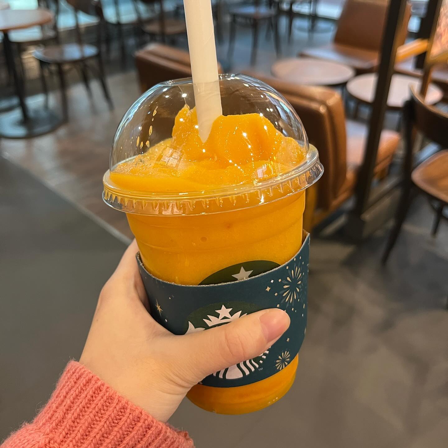 ⭐️노또 스타벅스 최애메뉴 퍼스널옵션까지 ⭐️
카페인에 민감한 사람에게도 추천! 
(카페인 먹으면 심장뛰고 밤에 잠 안오는 사람 바로 나)

망고 패션티 블렌디드
톨 5400원
그란데 5900원

칼로리 톨 150kcal

칼로리도 비교적 낮고 상큼해서 자주 먹는 메뉴

💛추천 퍼스널옵션💛
얼음적게, 망고주스 많이! 

#노또인증 ⭐️⭐️⭐️⭐️⭐️

#스타벅스추천메뉴 #스타벅스추천 #망고패션티블렌디드 #망고패션후르츠블렌디드 #망고패션티 #스벅메뉴추천 #스벅메뉴