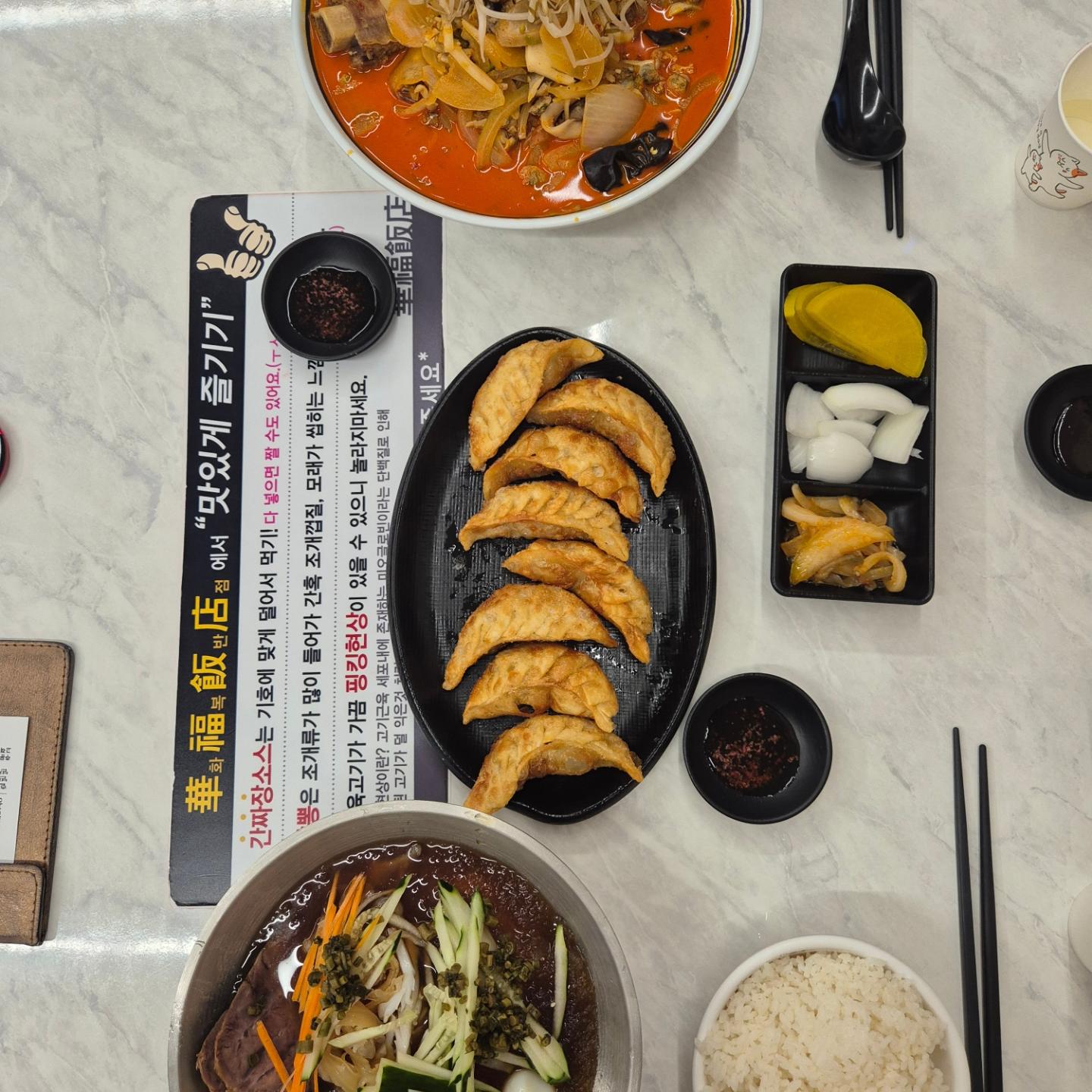 #협찬 영도의 숨은 맛집
씹고 뜯고 맛보고 즐기는 #화복반점 ❤️ 

부드러운 소갈비와 함께 재첩 홍합 바지락
오징어 한치가 들어가 더 푸짐하고 비주얼도 좋은

 "소갈비짬뽕"이 유명한 화복반점 
어른이가 이제야 다녀왔어요 😍😍

부드럽게 뼈와 살이 잘 발리는 소갈비에
사골육수와 조개 폭탄으로
고기가 들어갔지만 국물이 깔끔하고 🌊🌊🌊

마지막엔 살짝 매콤한게 해장하기
딱 좋는 짬뽕이였어요 👍 

거기에 수제만두도 사이드로 주문하고
땅콩소스가 들어가 시원하면서 새콤한
"중국식냉면"도 같이 시켰어요 ~!!

속이 꽉차고 바삭한 군만두는 짬뽕이랑
냉면에 사이드 역할 톡톡히 하는 메뉴랍니다 💕 💜

거기다 양도 많아서 가격대비 진짜 가성비도 좋고 식사시간 넉넉하게 주는 주차장도 있어 영도의 안쪽에 위치해도
자꾸만 찾아질 것 같네요 💙 💏 💚 😍 

겉은 로컬 맛집같지만 가게 안으로 들어오시면
깔끔해서 신상 오픈 중국집 같으니 깍쟁이
언니들도 오면 다 좋아할 것 같아요 😆 😆 

✅️ 화복반점

✔️ 매일 11:30 ~ 21:30
✔️ 브레이크타임 15:00 ~ 16:30
✔️ 라스트오더 20:20
✔️ 전화번호 0507-1306-8795 
✔️ 주소 부산 영도구 일산봉로39번길 14 1층 화복반점

#영도맛집 #부산영도맛집 #청학동맛집 #부산짬뽕맛집 #부산중식맛집 #부산중식당 #부산데이트 #부산여행 #부산가볼만한곳 #부산맛집 #부산맛집추천 #부산현지인맛집 #JMT
#어른아이 #쌍콤한어른이맛집❤️
