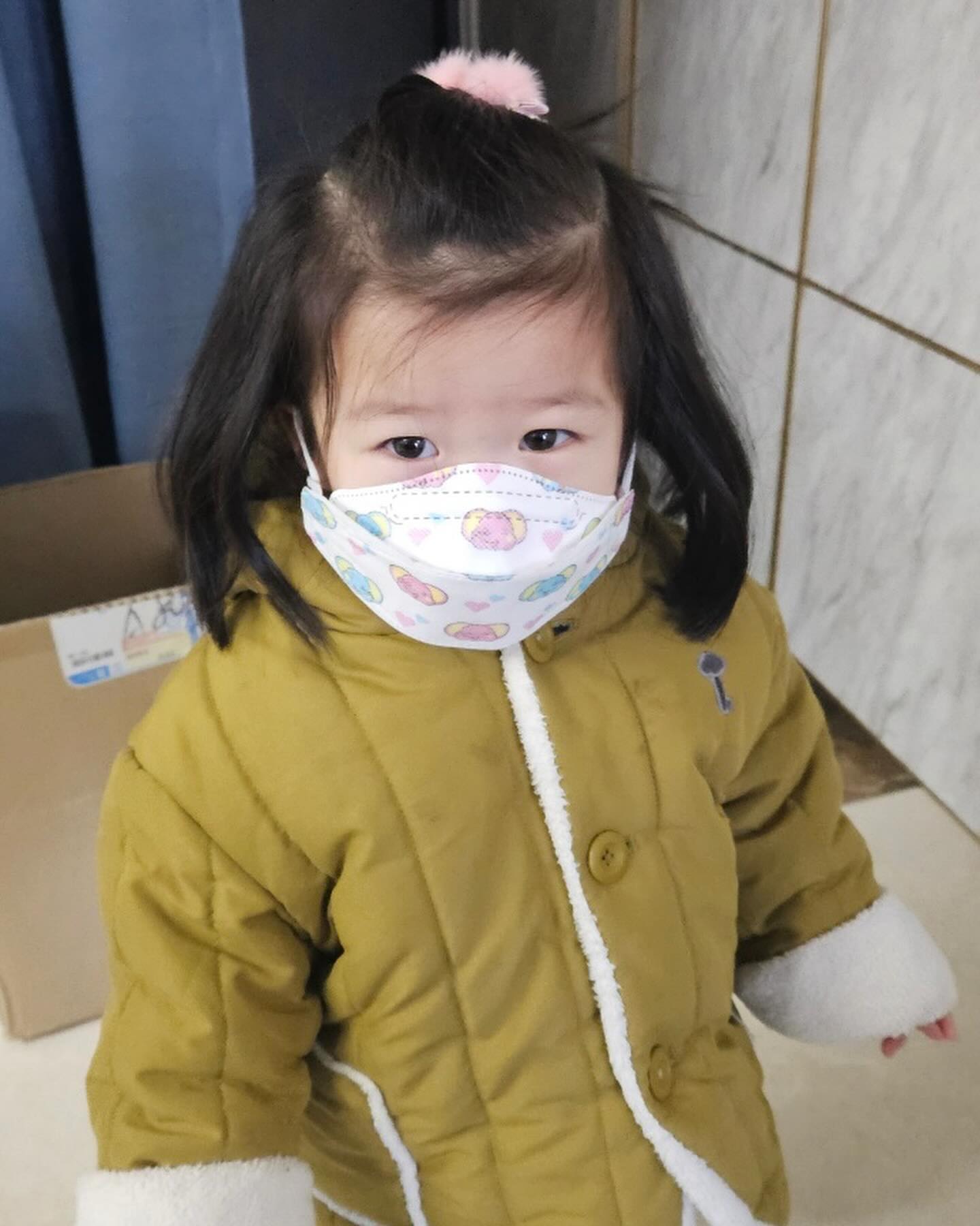 👶🏻+599 아빠와 등원👨‍👧
날씨가 추워져서 등원할 땐 마스크쓰고 나가는데 유모차에서 마스크 내렸데요🤭
음 이럼 마스크 쓰는 의미가😰
계속 알려주면 잘 쓰는 날이 오겠죠?
엄마가 출근할 때 쩨리가 자고 있으면 아빠가 머리 묶어주는데 오늘은 아빠가 머리핀도 해줬어요👍🏻
오늘도 쩨리의 귀여움을 더해준 머리핀은 초코먹핀(chocomuk_pin )🫶🏻