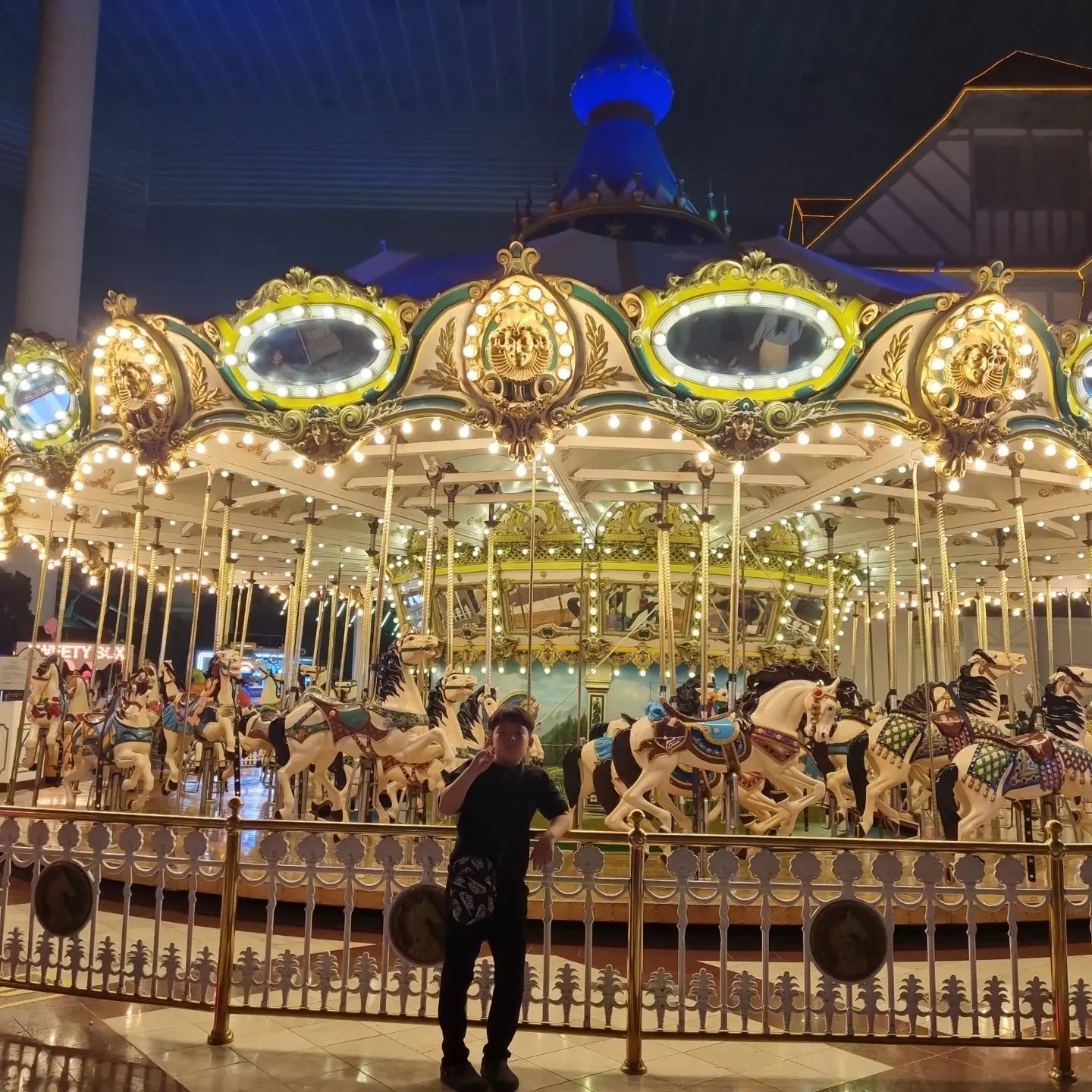롯데월드에선  회전목마샷🎠
빠질수없지요 꼭찍어야 된다는하율이ㅋ

#롯데월드#회전목마#회전목마샷#아들램#아들#늠름#아들#잠실롯데월드
