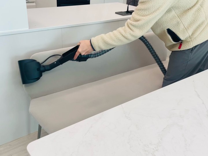 #협찬 🤍주블리홈케어🤍
✔️매트리스, 소파, 카페트 방문 청소 전문!
✔️미세먼지, 집먼지진드기 제거는 물론
냄새와 얼룩, 찌든때까지 제거해주세요~!
✔️청소 시 사용하는 세제도 안전한 성분의 
친환경 제품들만 사용하기 때문에 걱정없어요.
✔️습식케어 후 고온의 스팀살균까지 세균 박멸!
✔️다자녀 가정은 30% 할인~!
.
.
💕식탁 의자가 페브릭 재질이다보니 
찌든때가 많이 생겨 부탁드렸는데 
진짜 새 의자가 되었어요~^^ 
의자의 뒷부분 까지 엄청 꼼꼼하게 청소해 주시고 
중간중간  청소 꿀팁도 알려주셔서 너무 좋았어요~ 
찌든때를 벗은 의자를 보니 속이 너무 시원^^! 
아이들을 키우고 계시는 분들은 침대 매트리스와 
러그 같은 카페트 그리고 페브릭 소파 관리 
꼭꼭 해보시길 바래요~! 
아무리 열심히  청소 한다고 해도… 
전문가의 손길을 주기적으로 거쳐줘야 
숨어있는 먼지들 제거가 되더라구여~^^!