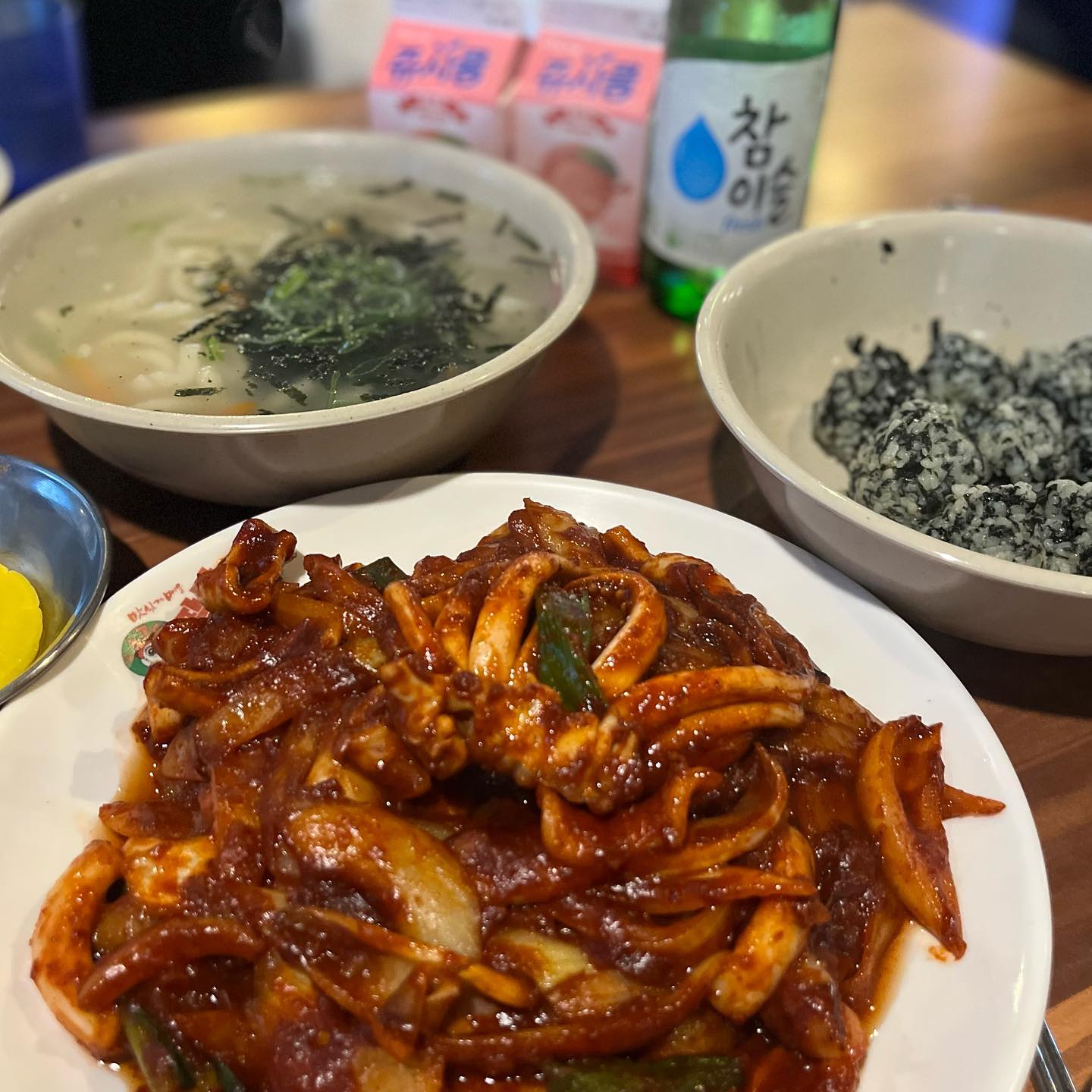 📍#협찬#팔당닭발강남구청점

매운오징어 먹으러 #팔당닭발 방문했어요 🥹❣️
매운거  스트레스 확 풀리는거 아시죠?

매운 오징어 볶음 (26.000원)
저는 고통스러운 매운맛은 싫어서
일반단계 선택했어요 불닭정도? 맛인것같아요
오징어도 통실하고, 야채도 가득 맛있 🔥
칼국수 (9.000원)
매워 질때쯤 칼국수로 보호 해주고 
칼국수를 오징어 양념에 비벼먹어도 존맛 👍🏻
감자전 (15.000원) 
한판가득 푸짐하게 나오는 감자전도 냠냠
이날은 비가와서 더 맛있었어욤
주먹밥 (3.500원)
탄수화물도 넣어줘야 진정한 스트레스 타파술상
소주 (6.000원) X N병 
3명이서 소주 5병마셨어요… 술이 술술
인원수별로 쿨피스도 주시는데 센스 만점 
강남구청역 맛집 팔당닭발 고고고 😎