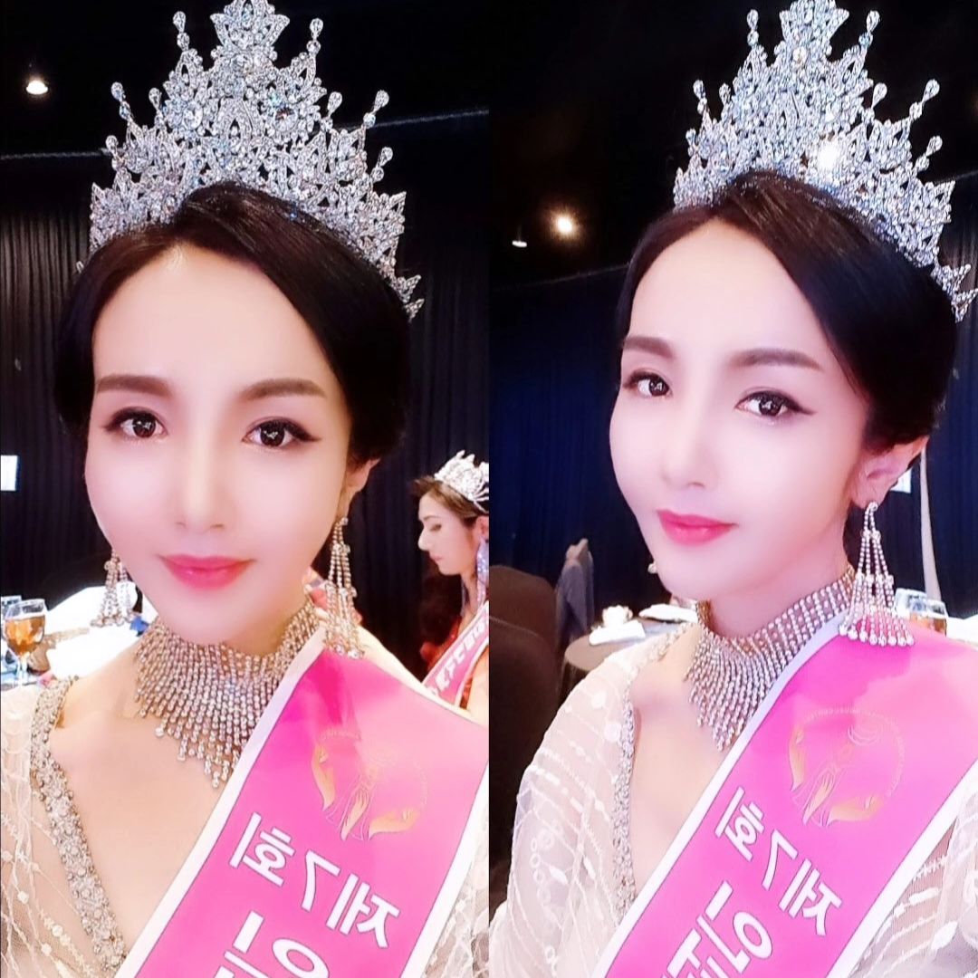 #요청사진 

DM을 통해
인친님들 몇몇분께서
티아라 사진들도 많이
보고 싶다 요청해주셔서
관심과 애정에 깊히
감사 드리고 싶어요.

사실 추억소환 사진이라
더 공개해도 되나 싶었는데
저도 인스타를 통해 추억할수 있게되어
감회가 새로워요..

저때는 정말 너무 긴장되서
아무 생각 없었는데...
어릴적부터 로망이였던 티아라 👑 
느즈막히 써보게 되어 영광스러웠던것
같아요.

#인터내셔널슈퍼퀸 
#3관왕👑 
#모델스타그램👯 
#티아라왕관 
#잊지못할순간들❤️